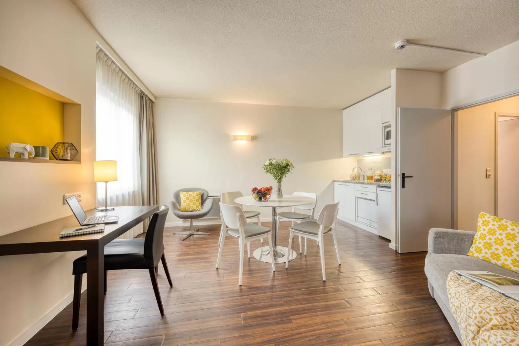 Dining area in Citadines Sainte-Catherine Brussels