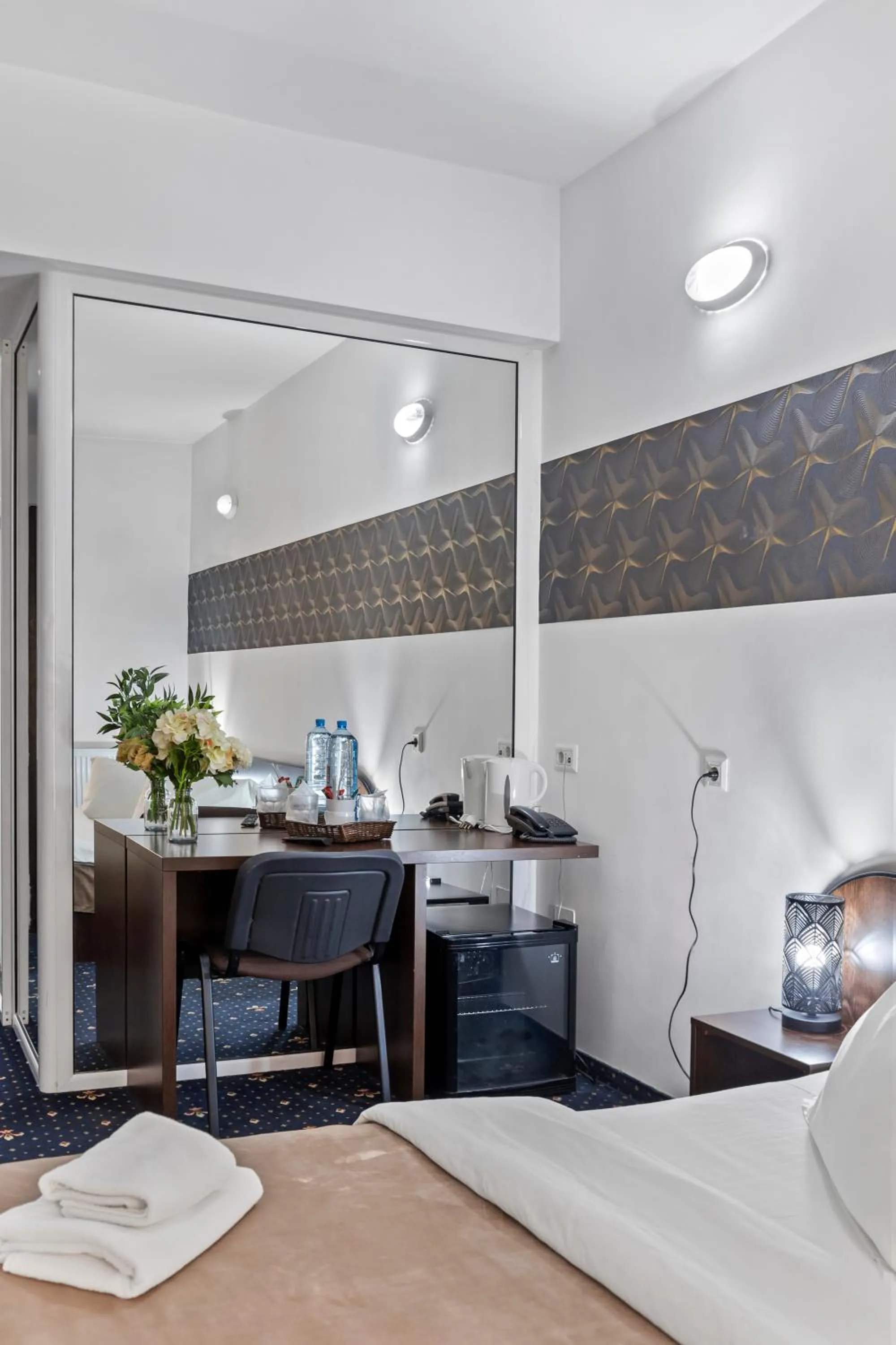 Seating area, Bed in Hotel Charter Otopeni