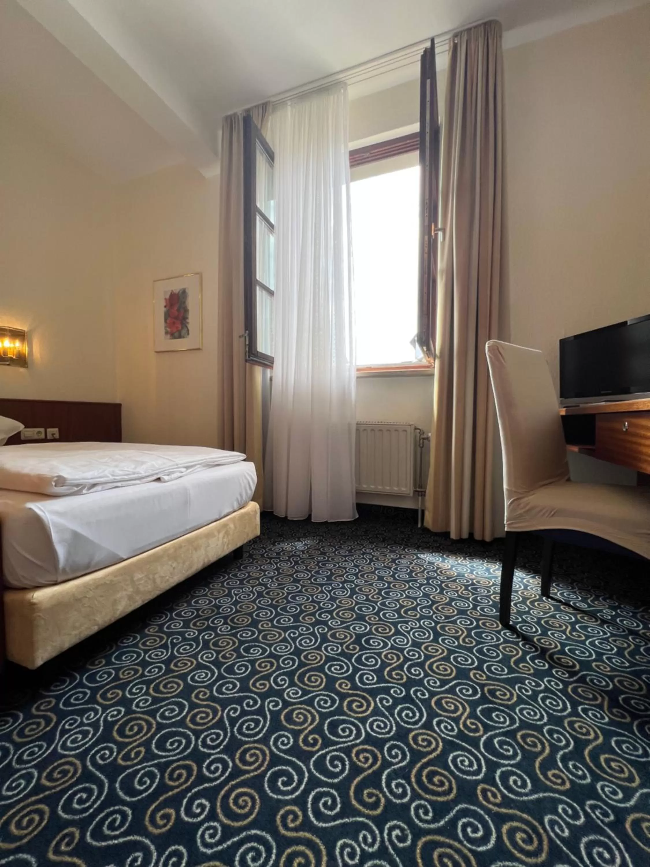 Photo of the whole room in Stadthotel