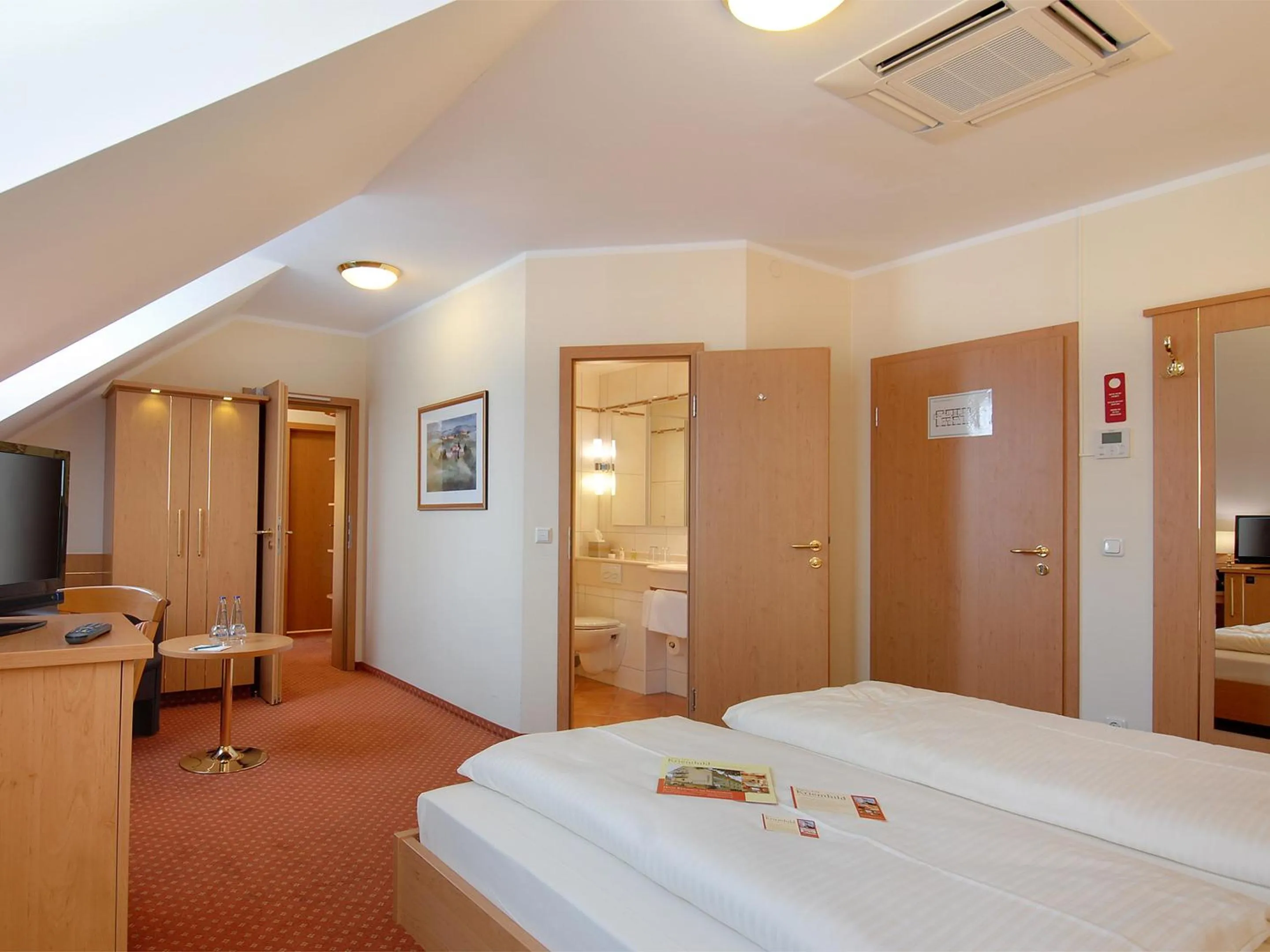 Photo of the whole room, Bed in Hotel Kriemhild am Hirschgarten