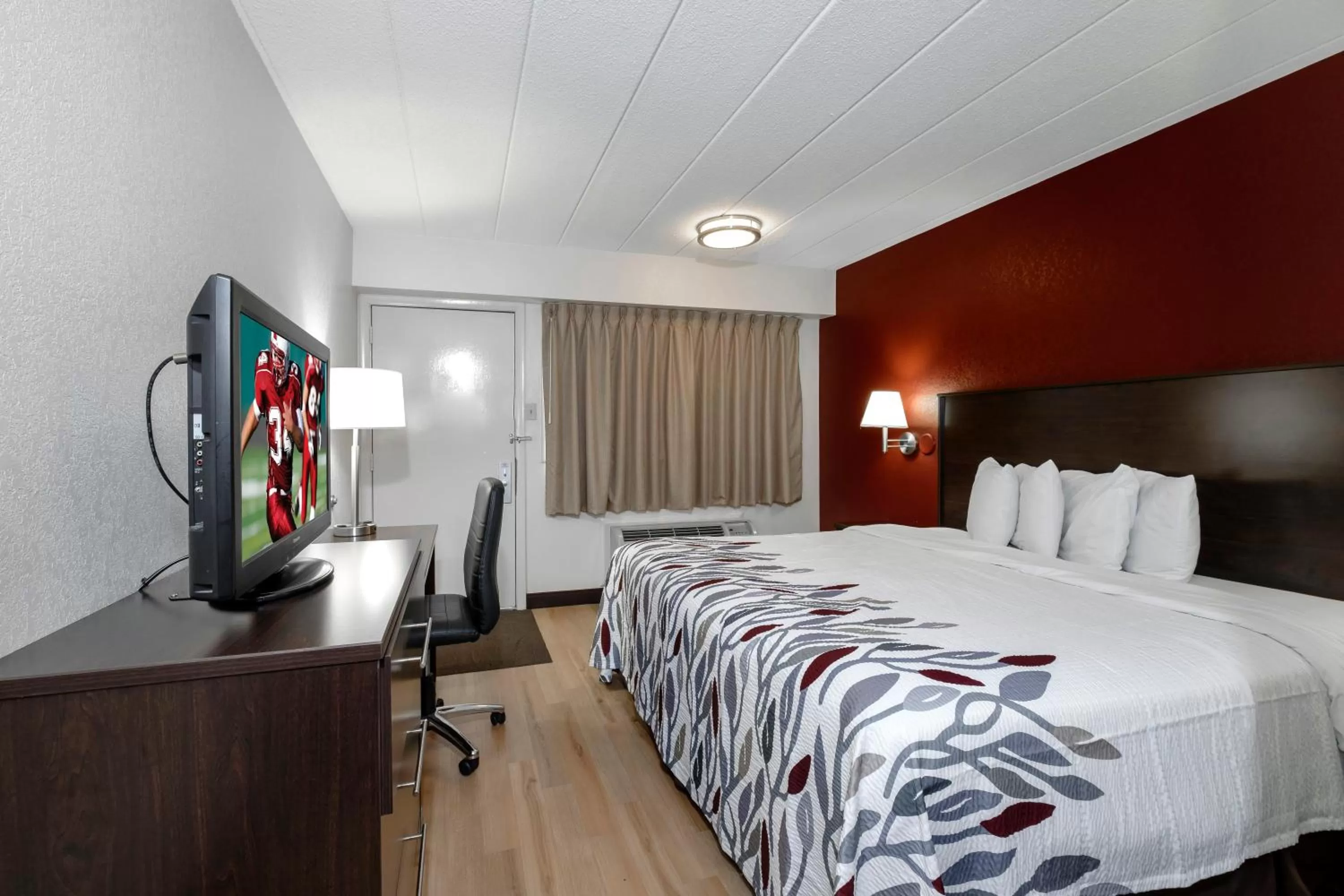 Photo of the whole room, Bed in Red Roof Inn Chicago-OHare Airport Arlington Hts