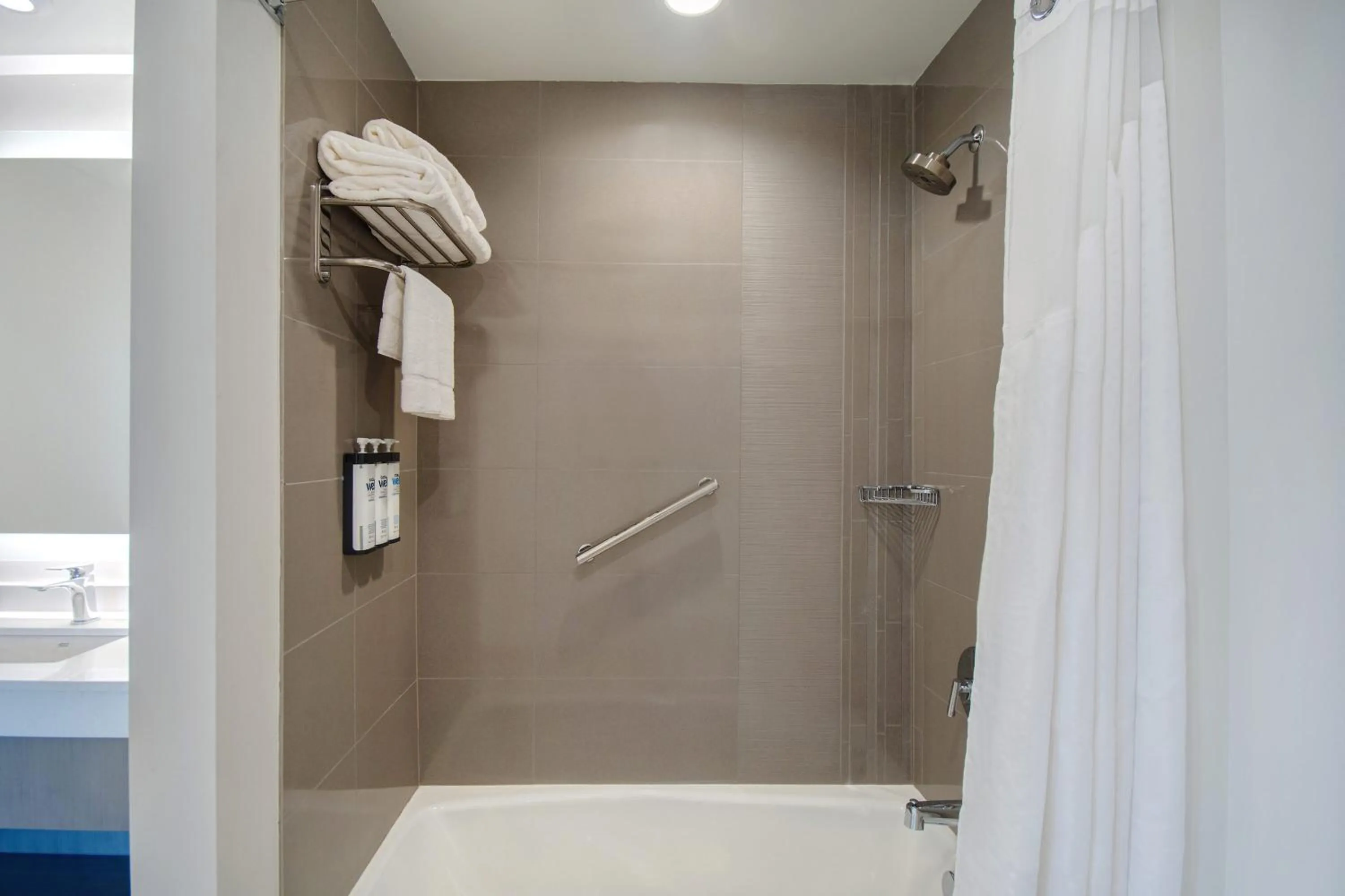 Bathroom in Hyatt House Mall Of America Msp Airport