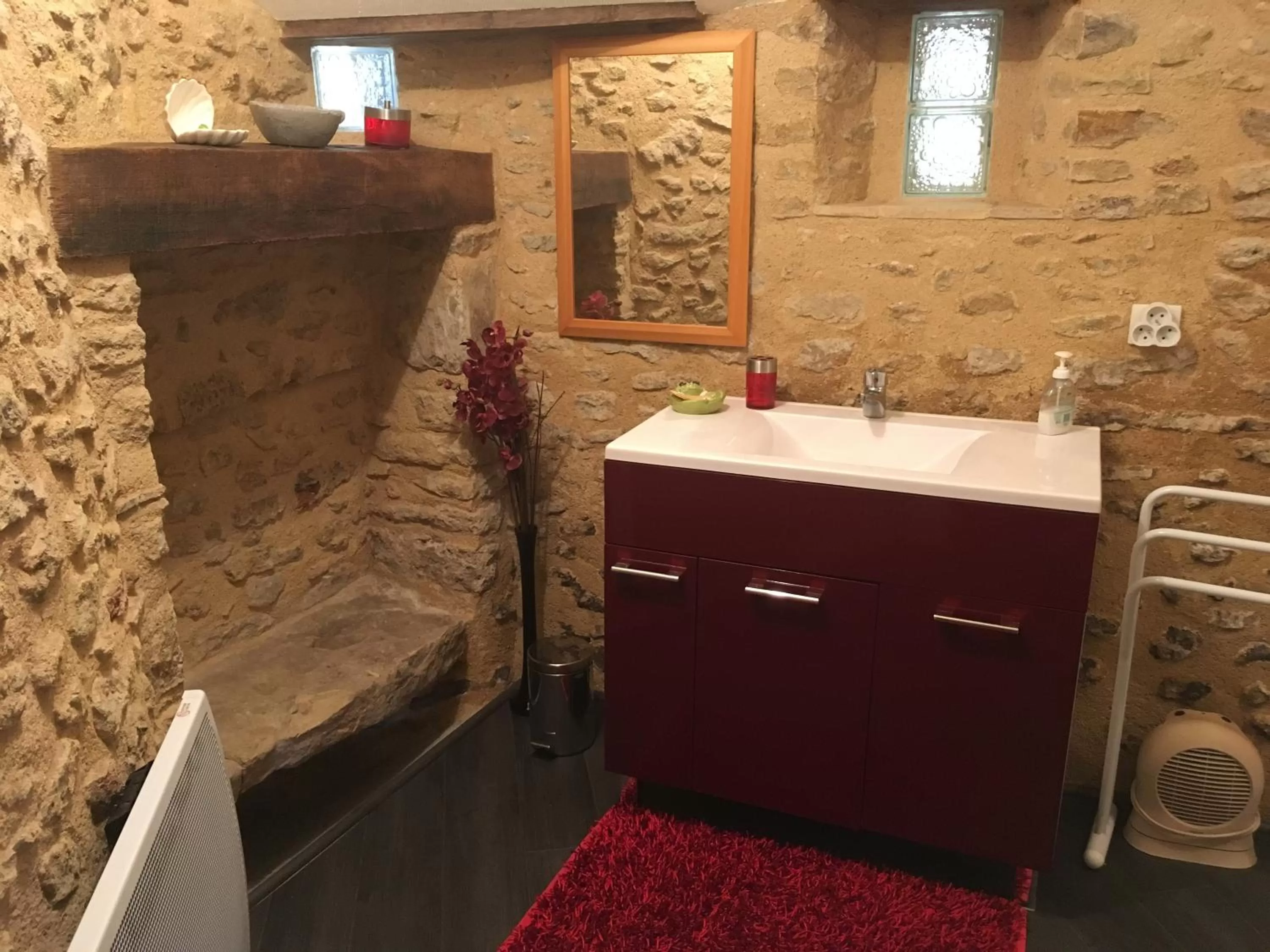 Internal: Not applicable to any particular room in chambre privée