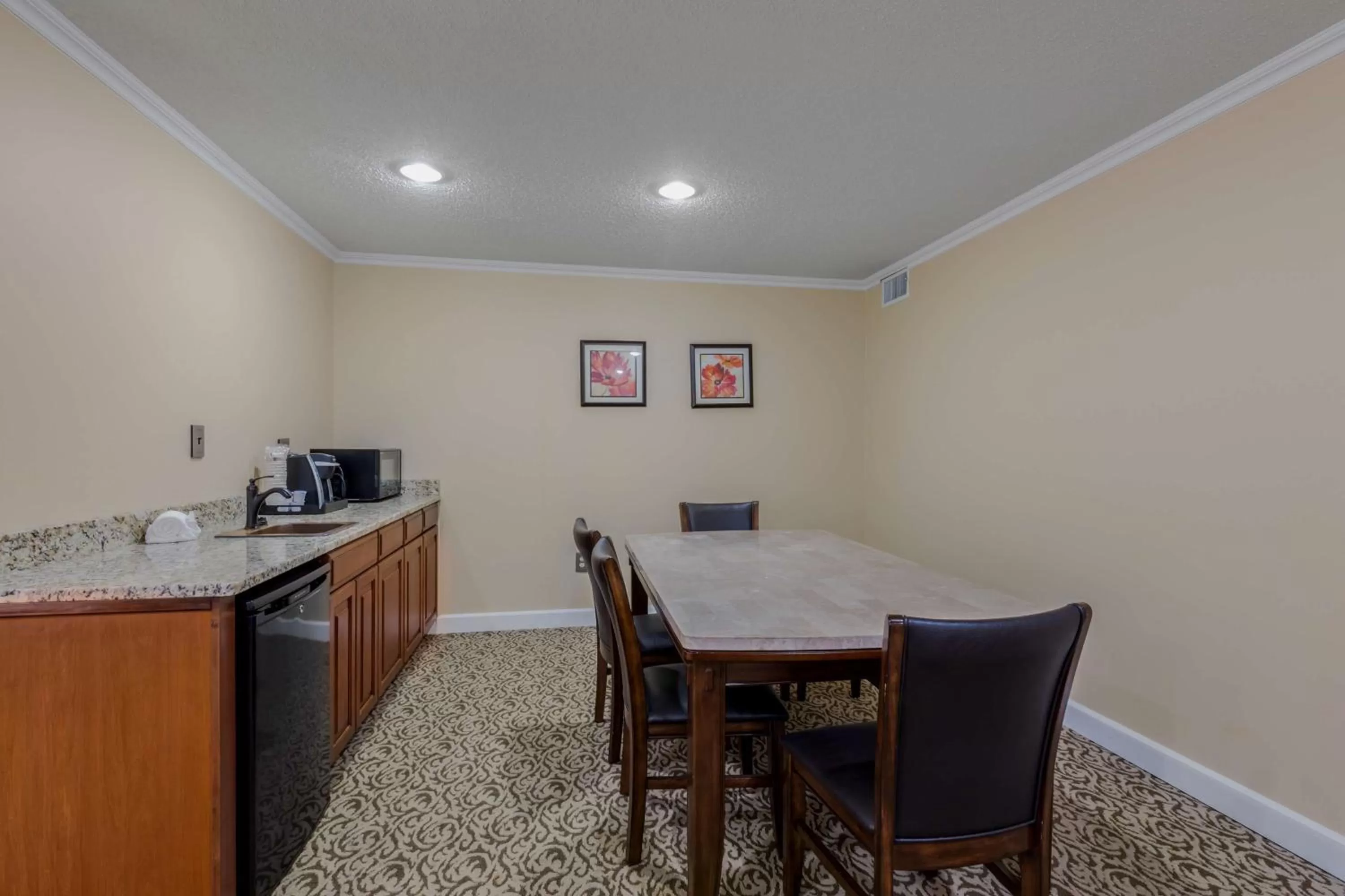 Kitchen or kitchenette in Best Western Plus Wooster Hotel & Conference Center