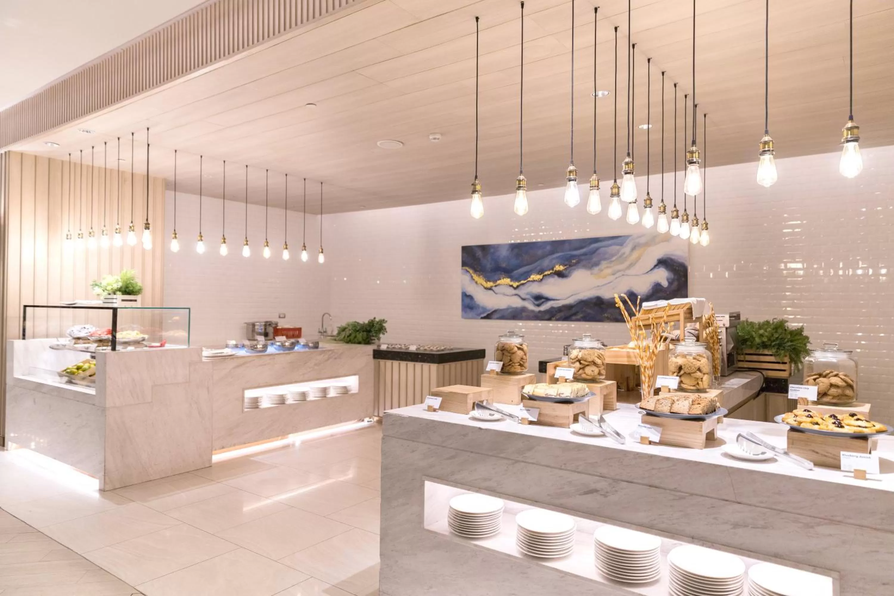 Restaurant/places to eat in Holiday Inn & Suites Rayong City Centre by IHG