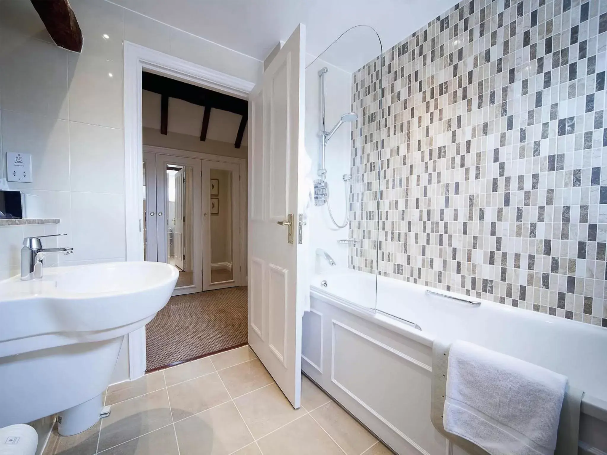Deluxe Suite in Macdonald Alveston Manor Hotel & Spa Deluxe Suite in Macdonald Alveston Manor Hotel & Spa