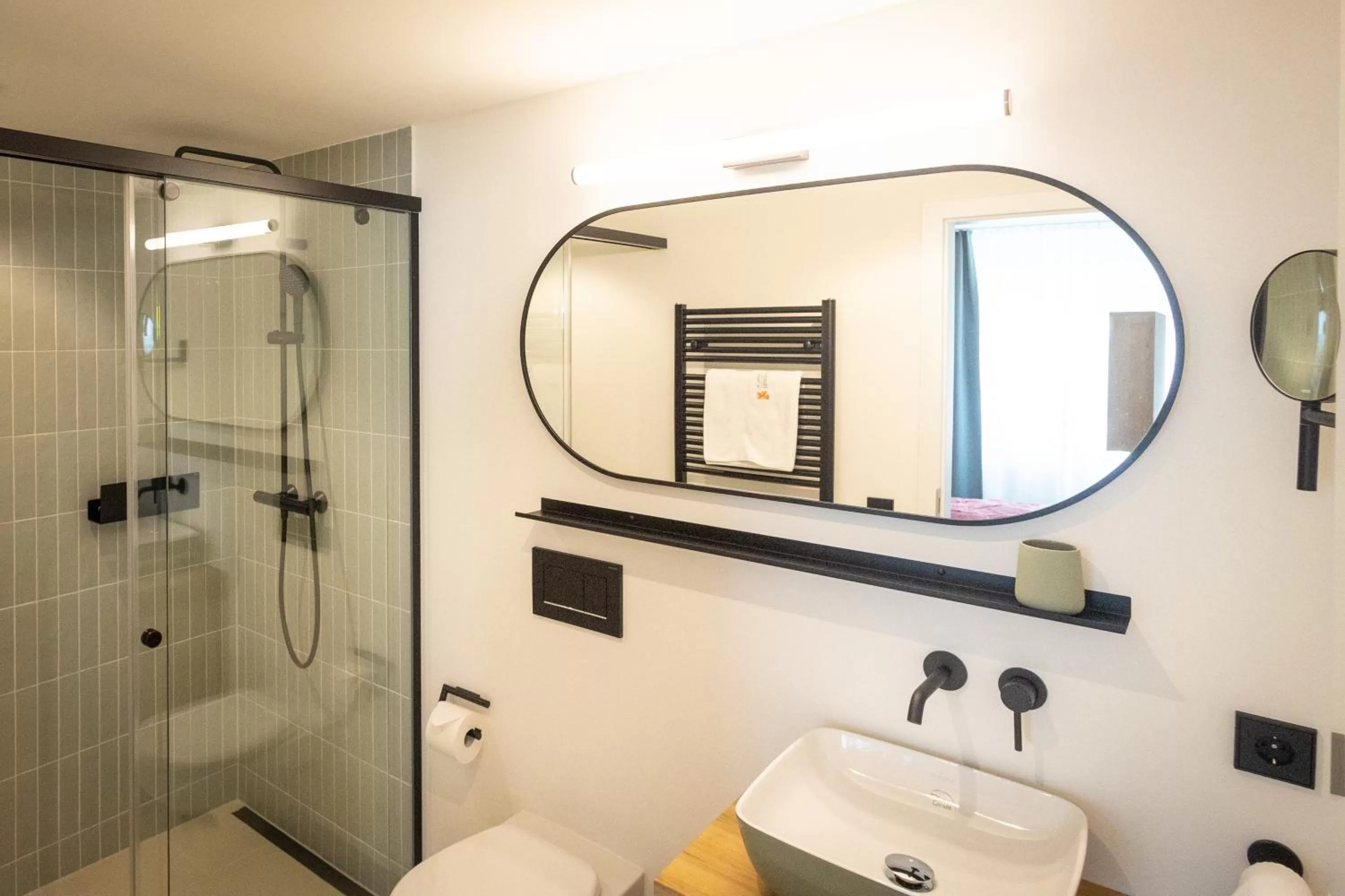 Shower, Bathroom in Hotel zum Löwen