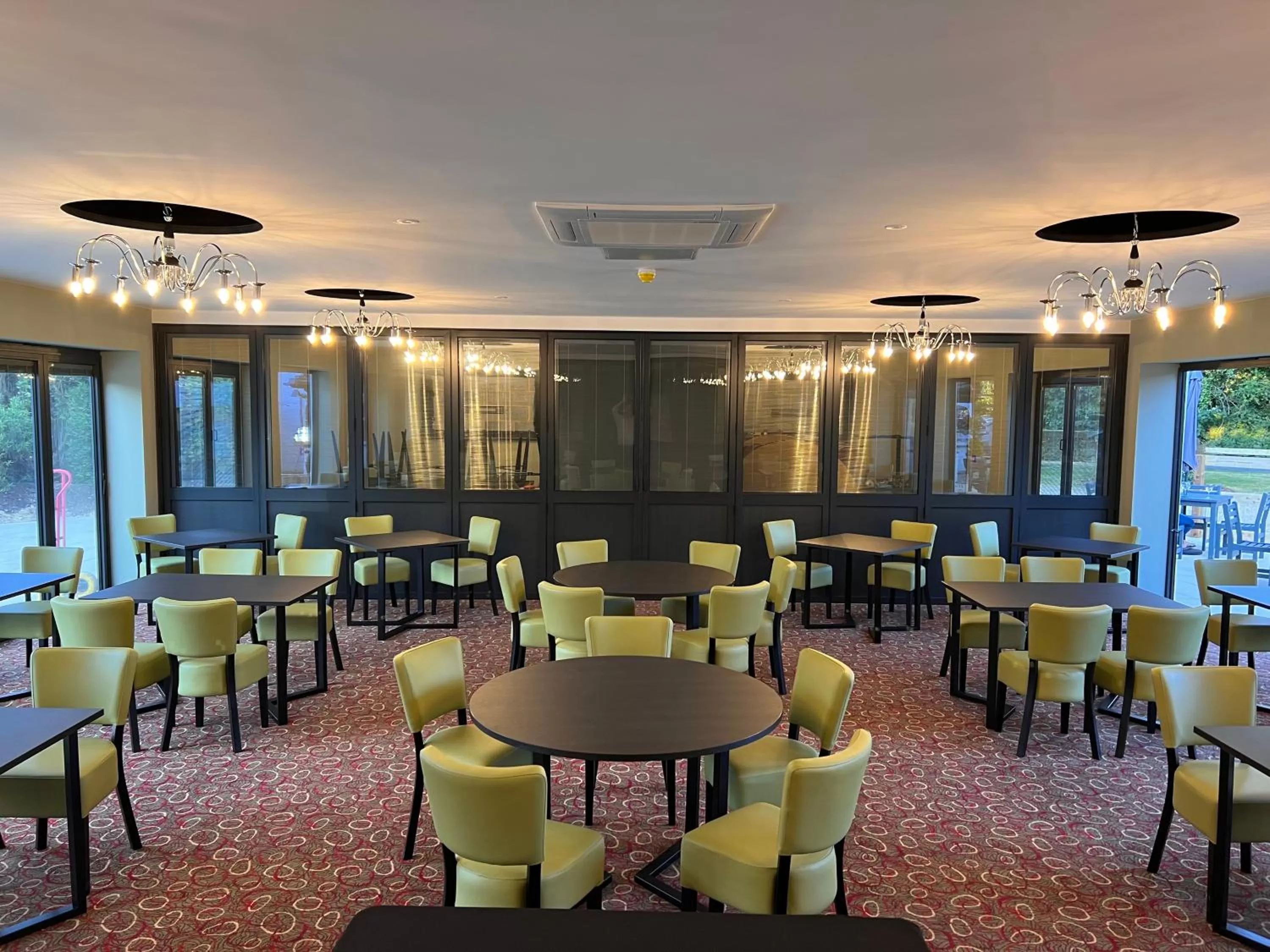 Restaurant/places to eat in South Lawn Hotel