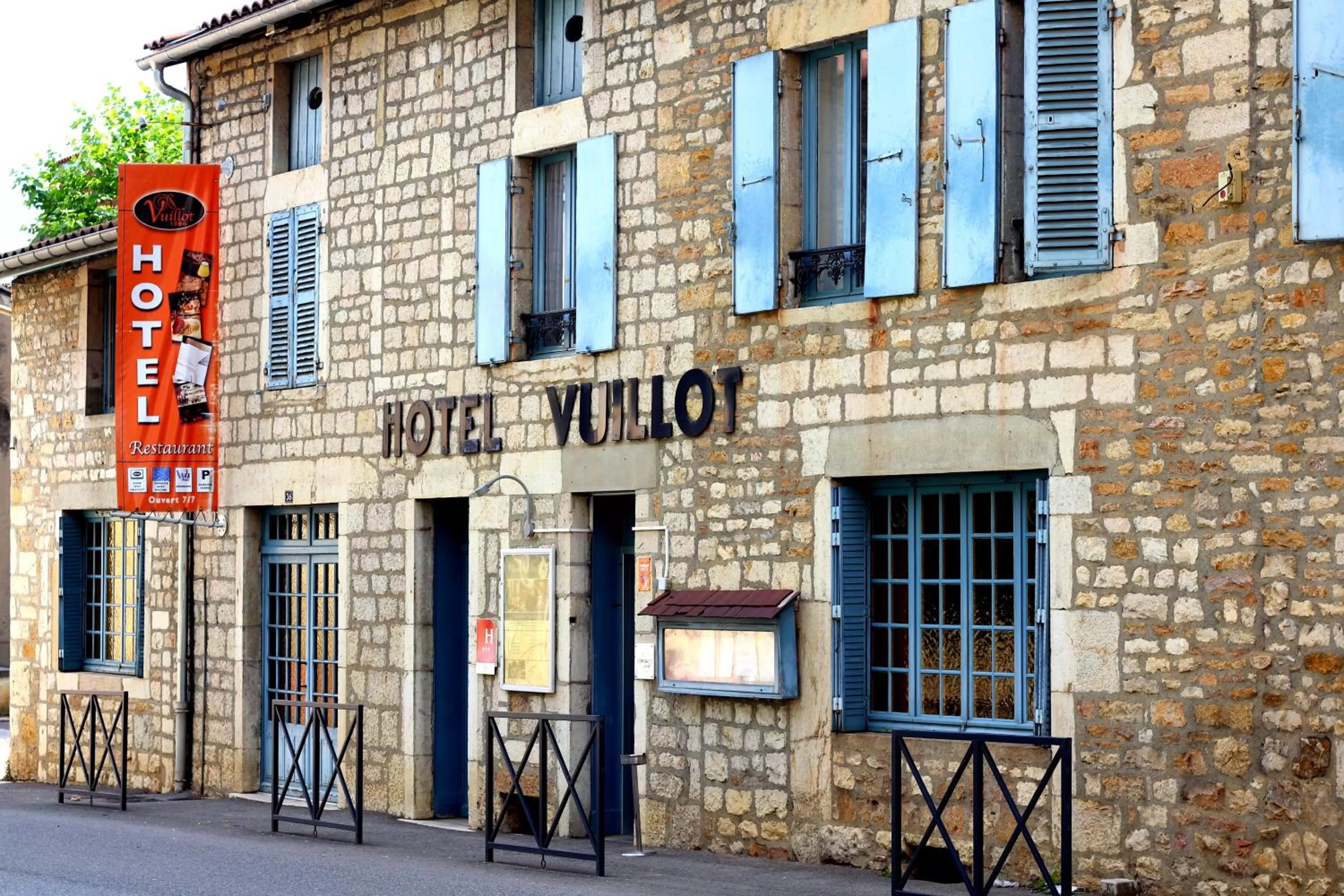 Facade/entrance in Logis Hôtel Vuillot