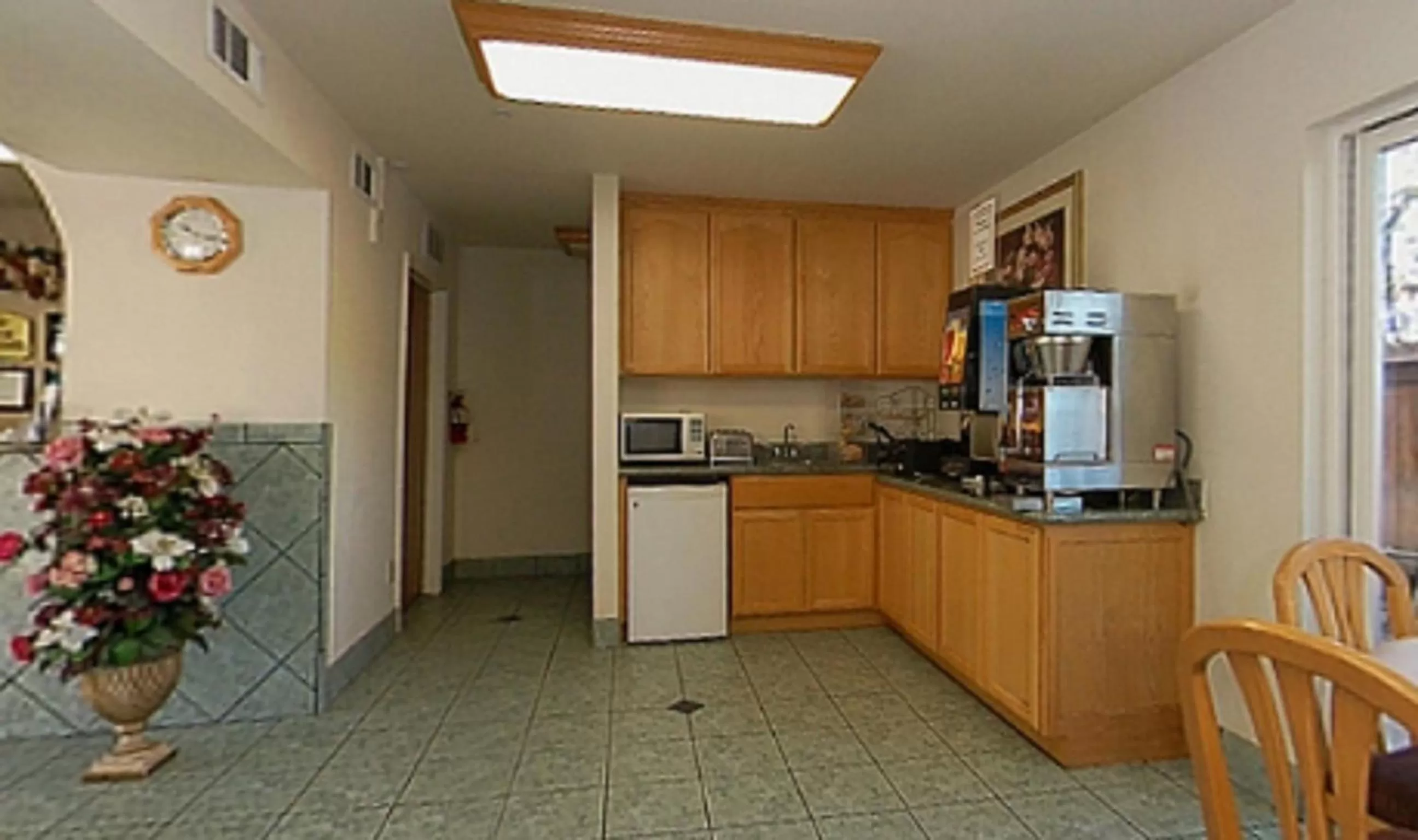 Kitchen or kitchenette in Cloverdale Wine Country Inn & Suites