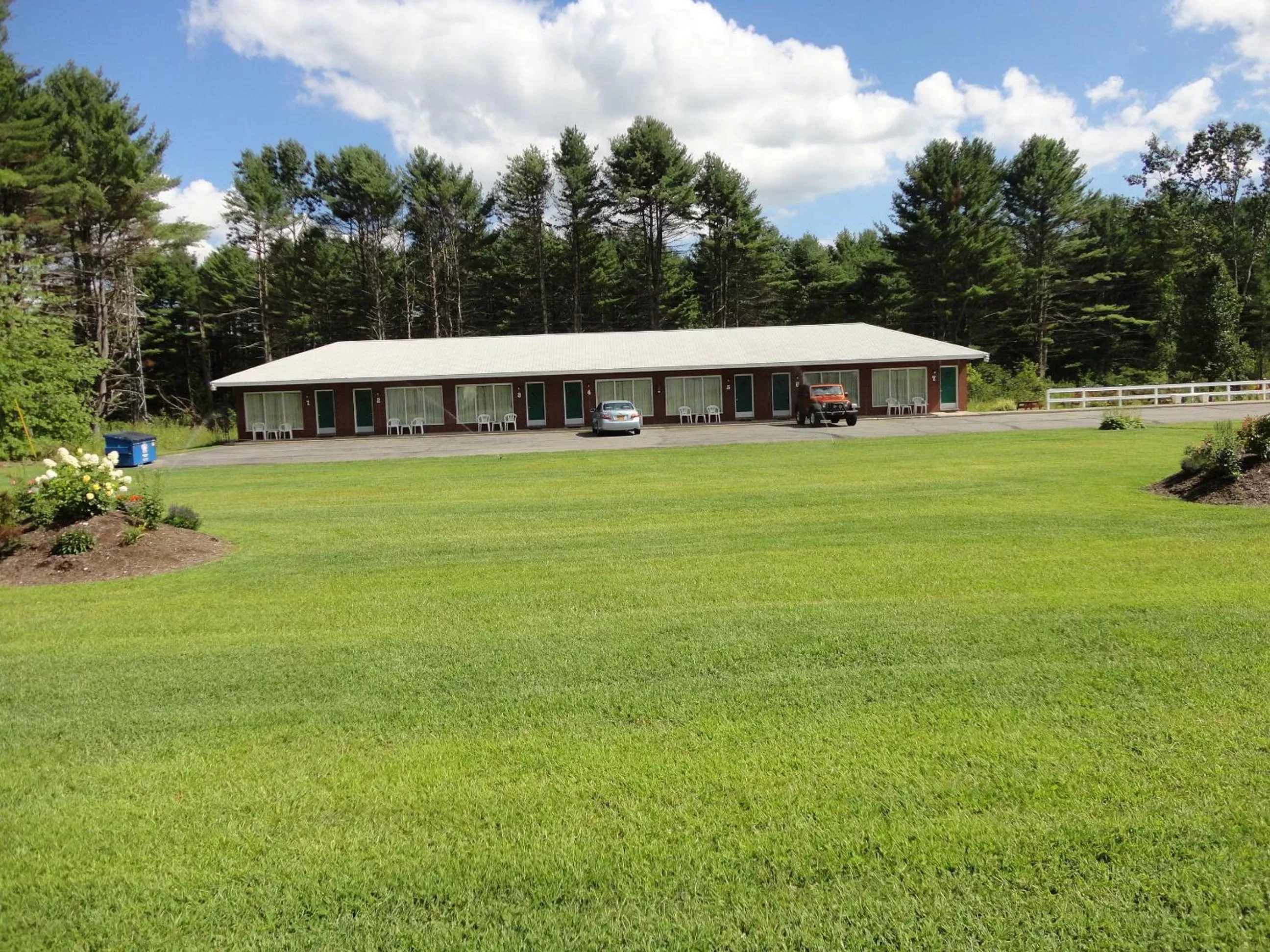Property building in Sara Glen Motel - Saratoga Springs-Glens Falls