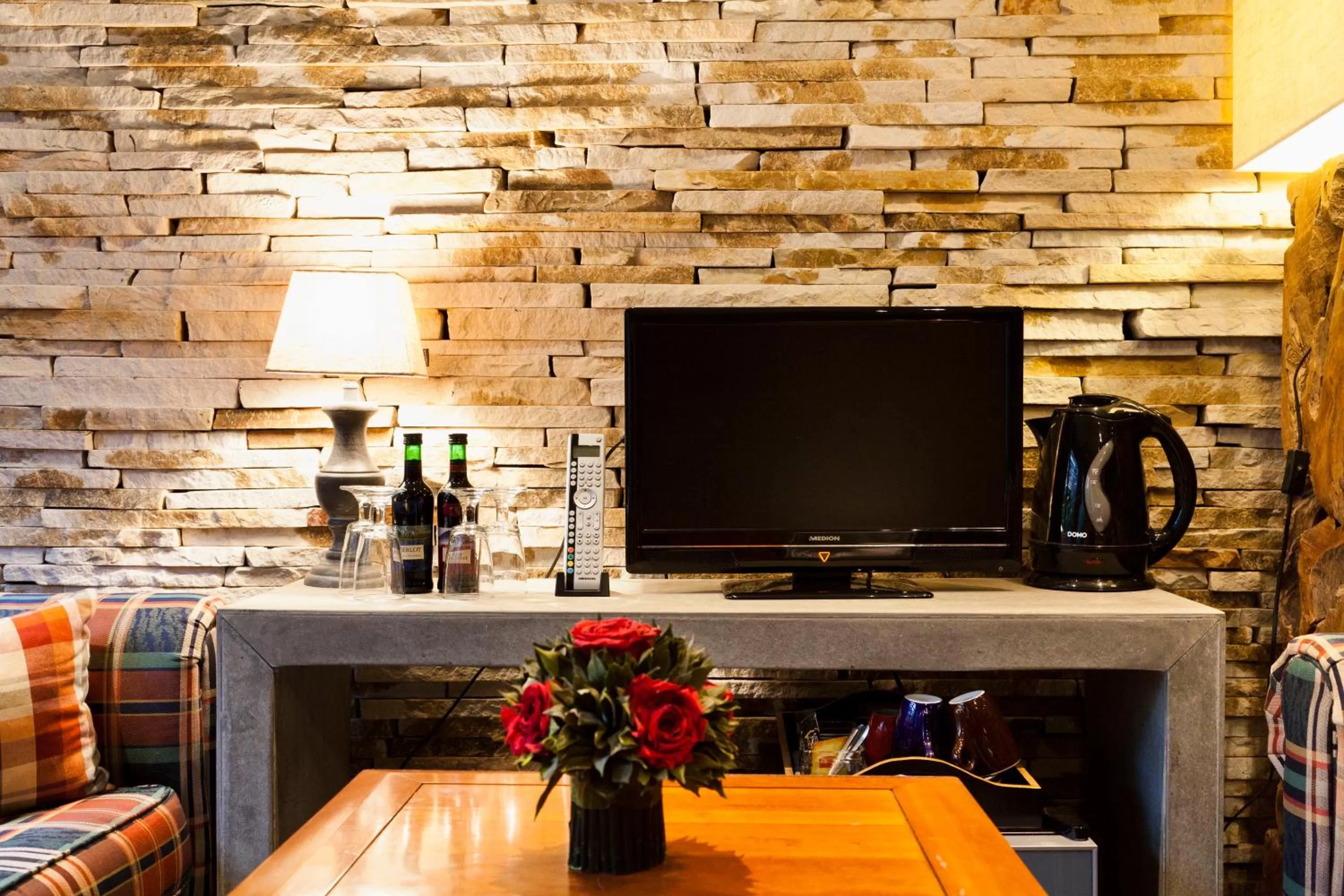 TV and multimedia in Hotel Diamonds and Pearls