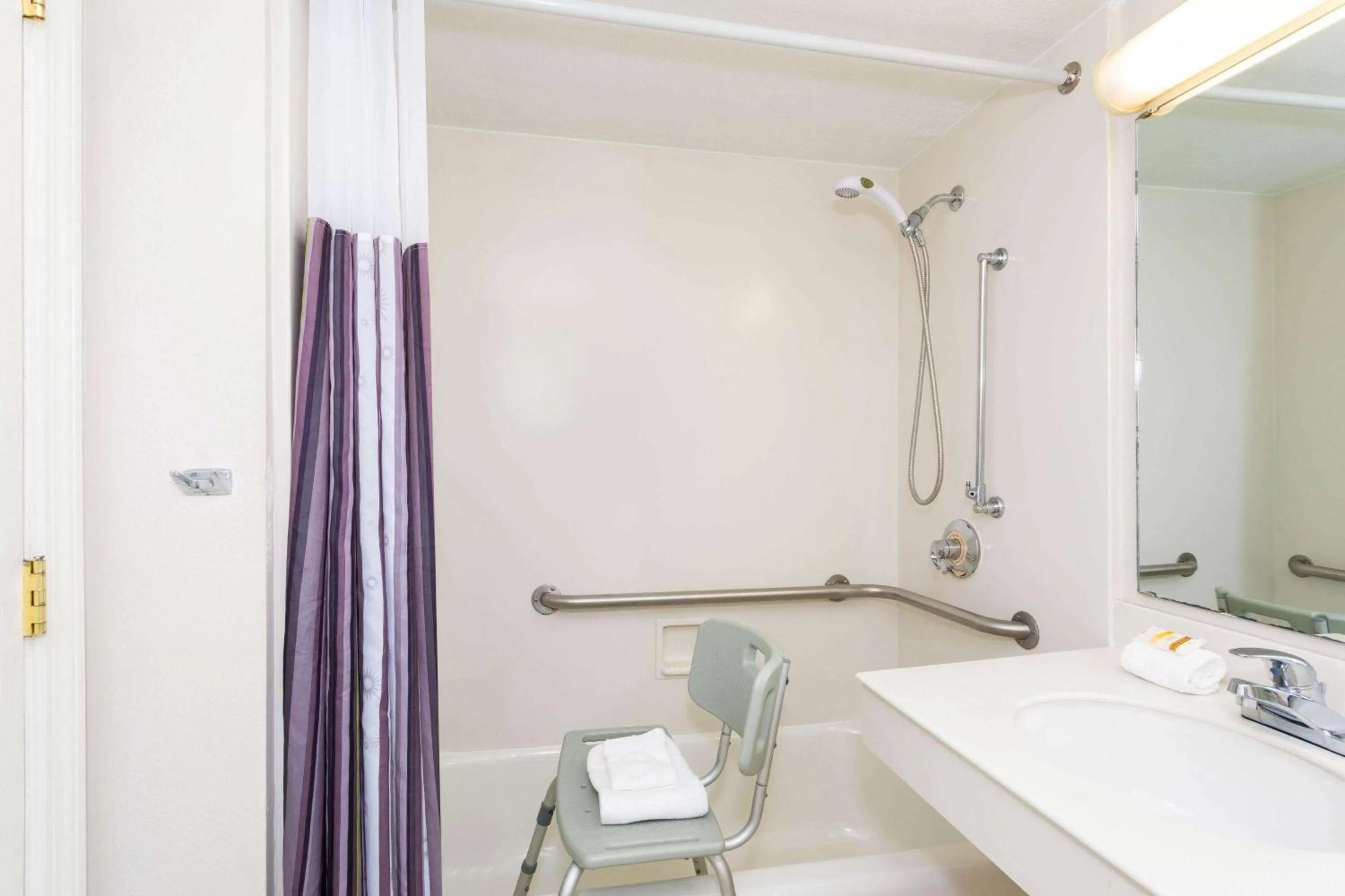 Bathroom in La Quinta Inn by Wyndham Tallahassee North