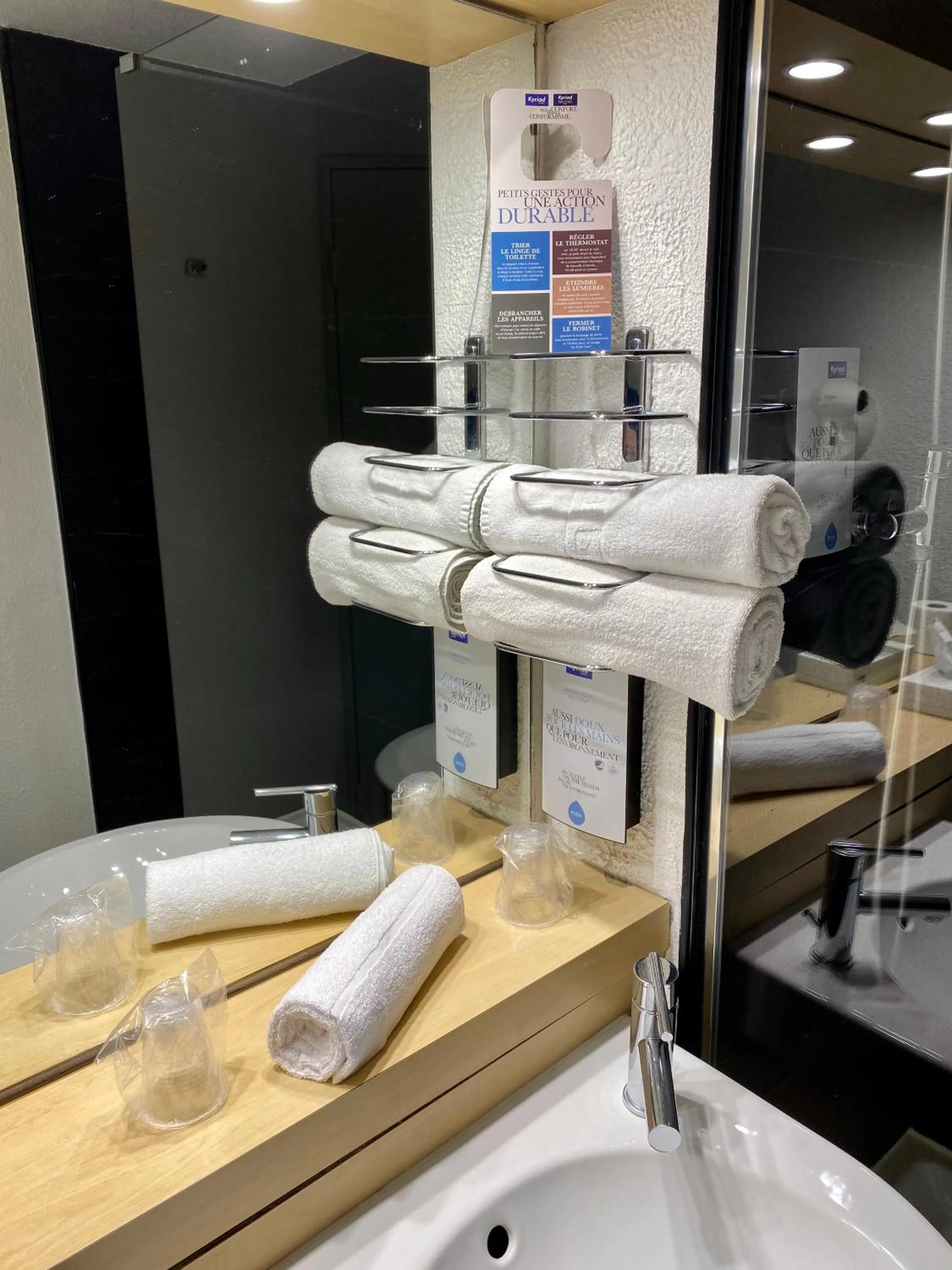 Toilet in Kyriad Paris Ouest - Colombes