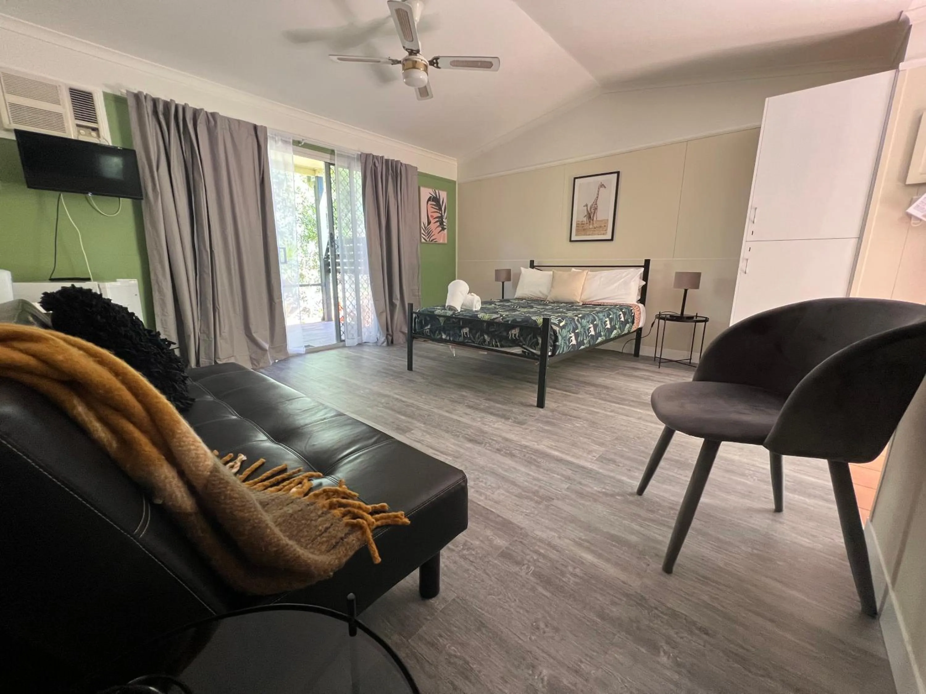 Photo of the whole room, Bed in Colonial Village Resort