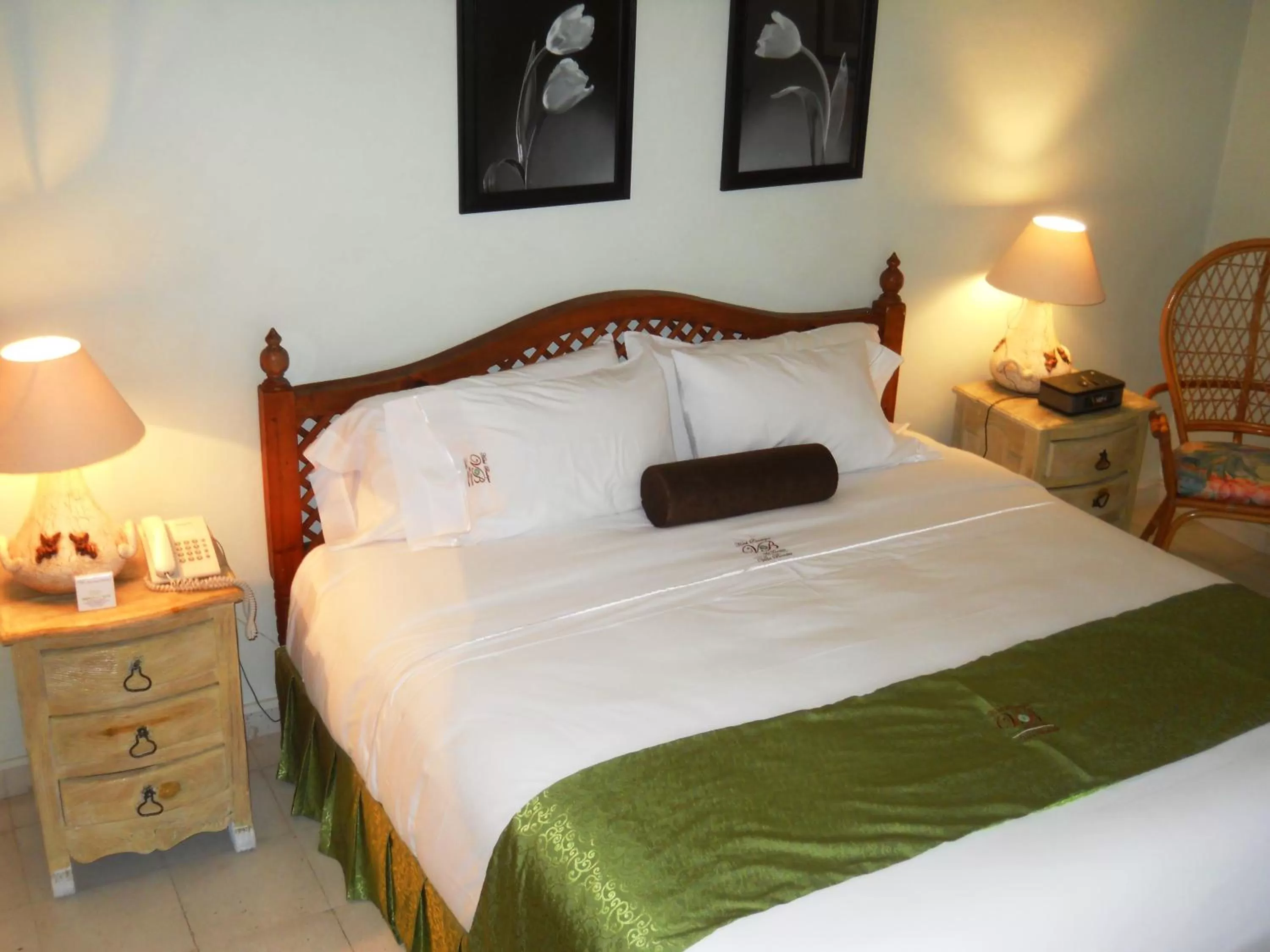 Bathroom, Bed in Villa Bonita Les Terrasses