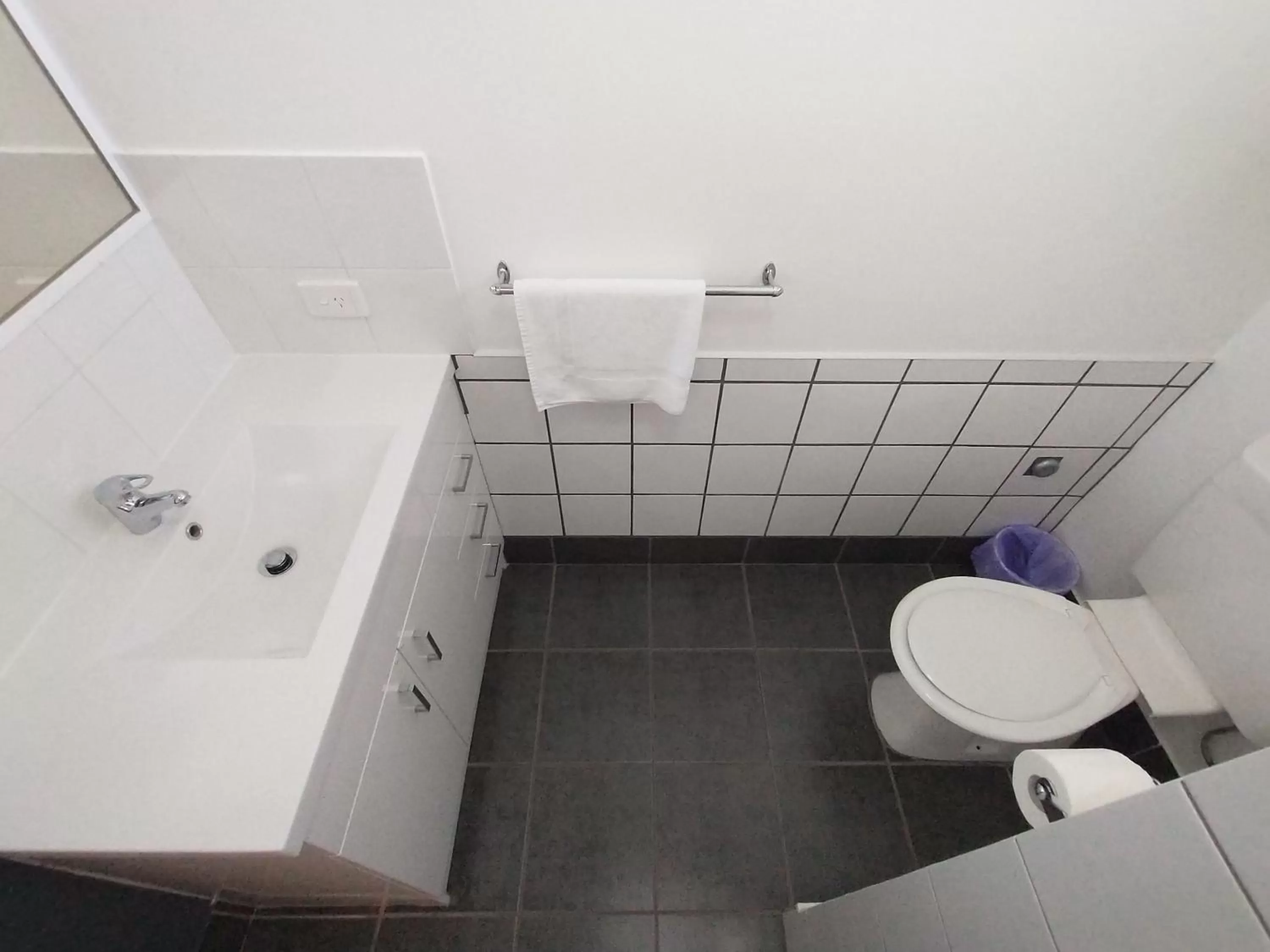 Bathroom in Aspley Sunset Motel