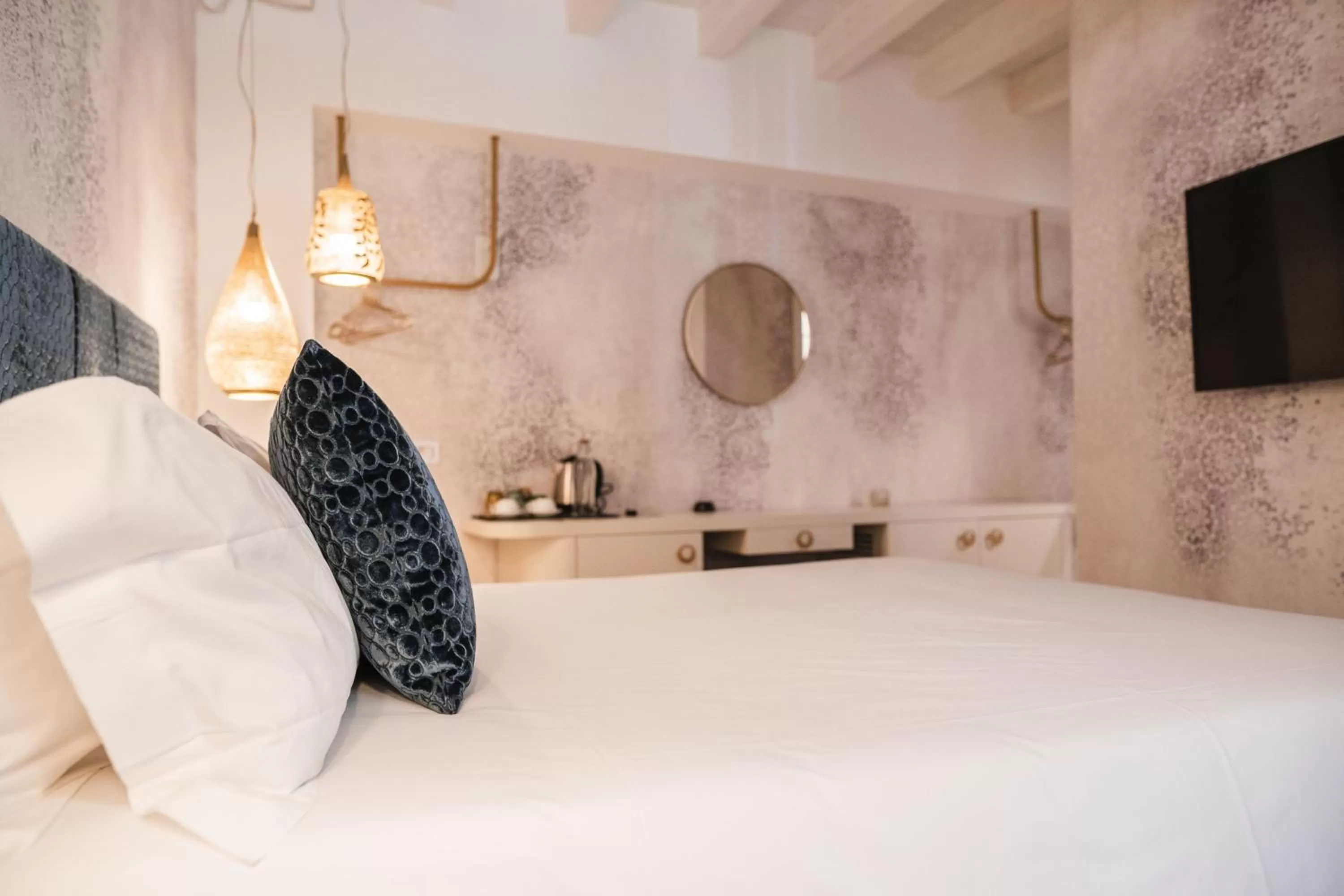 Bed in LUXURY SUITES ROCOPOM - Lake Front