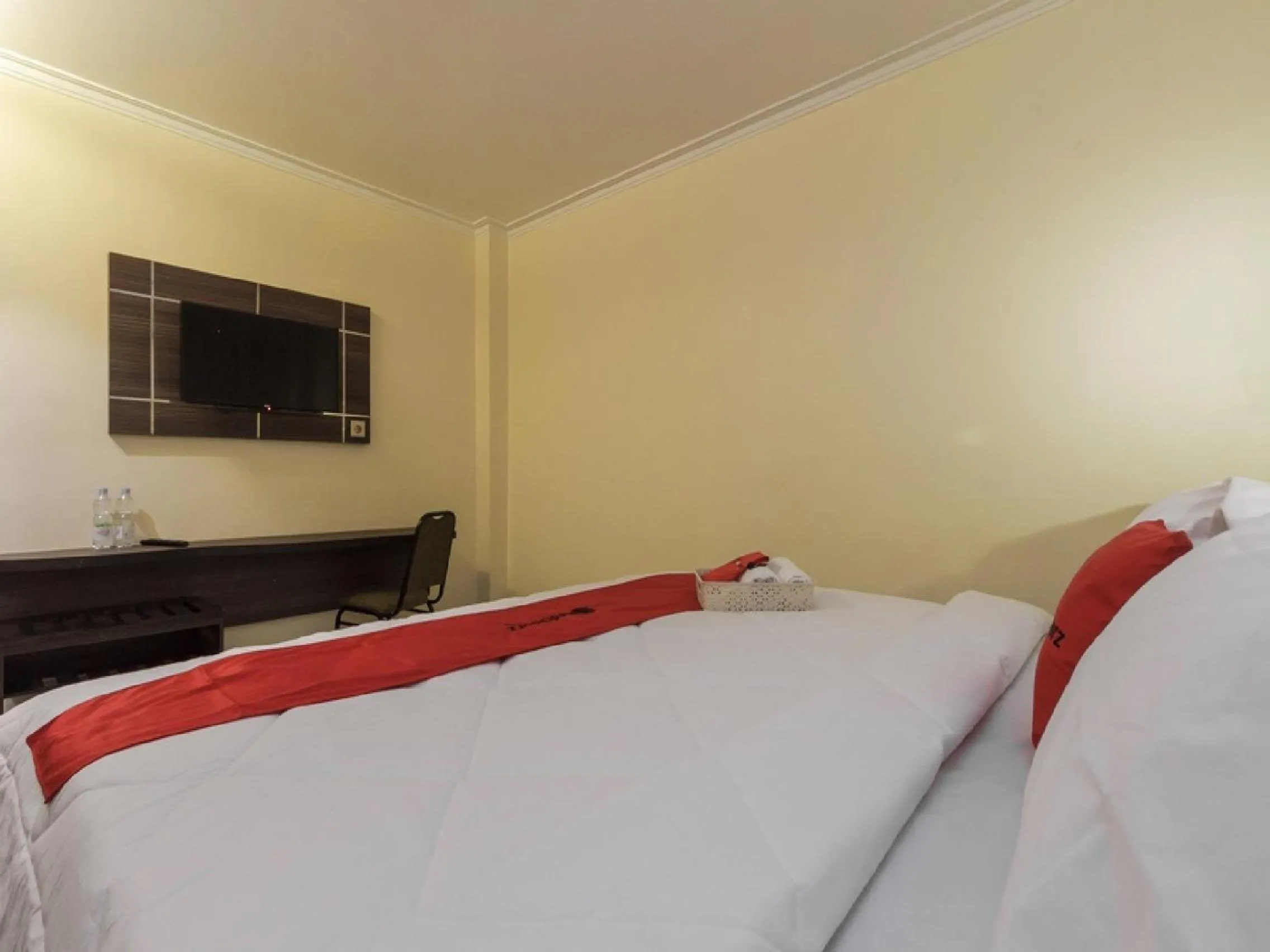 Bedroom, Bed in RedDoorz Plus at Boulevard Panakkukang Makassar