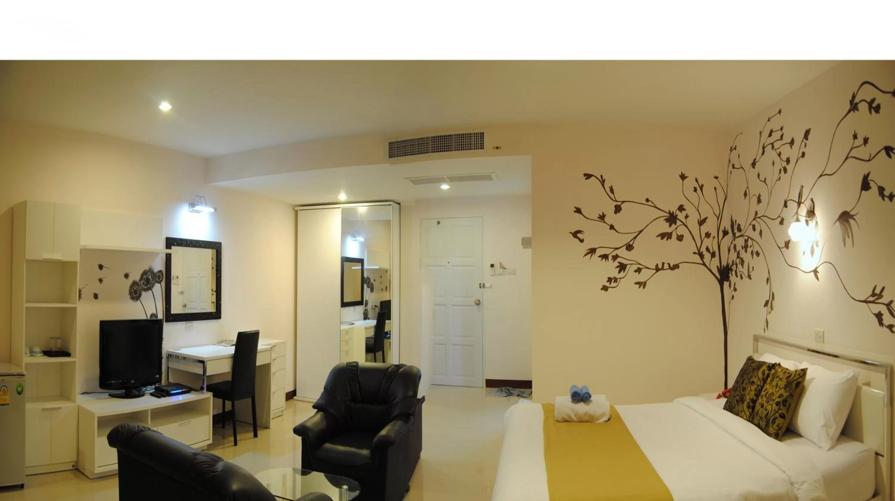 Photo of the whole room, Bed in Baan Manthana Hotel, Hua Hin