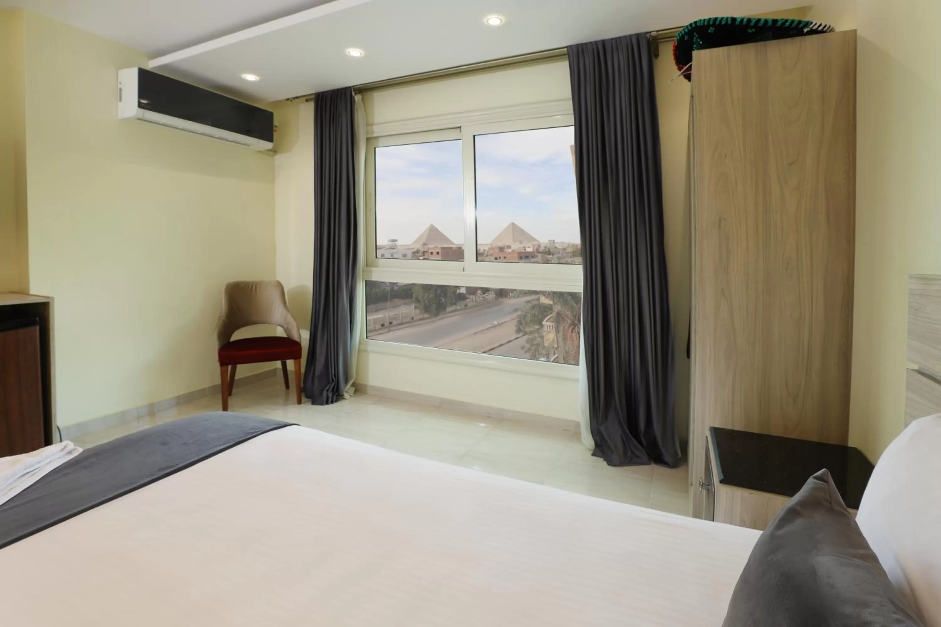 Bed in Brothers Pyramids View Hotel