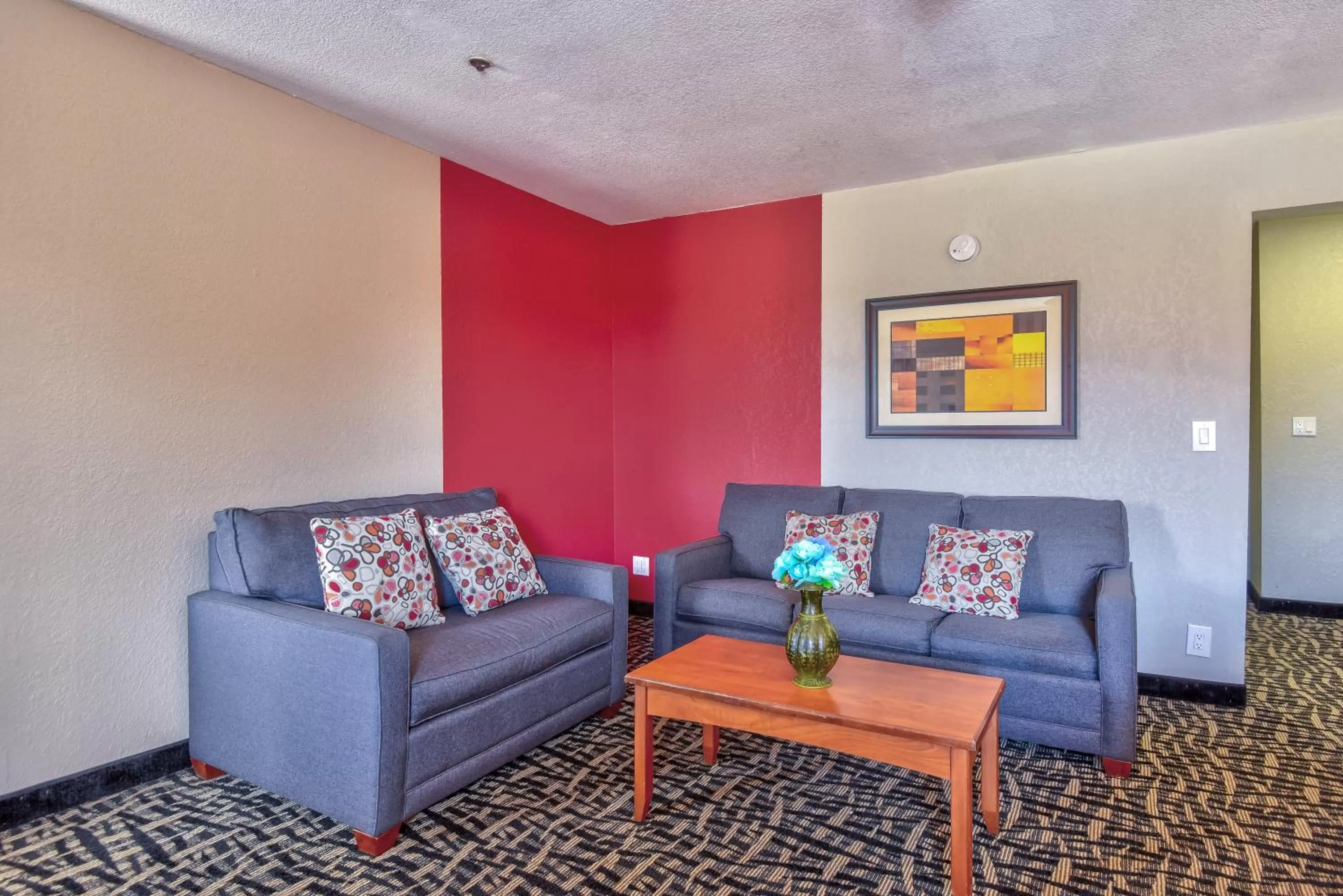 Seating area in Ramada by Wyndham Oklahoma City Airport North