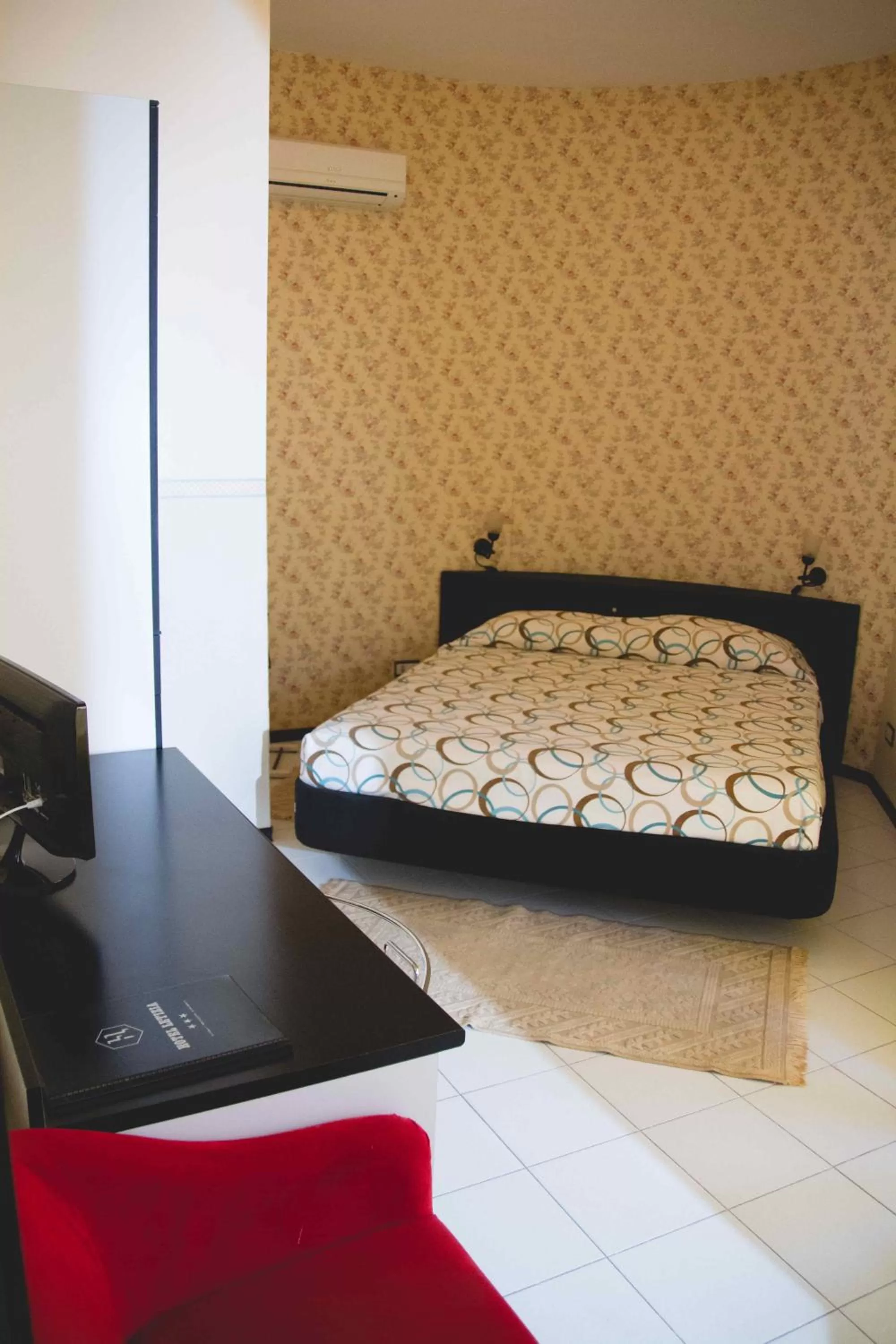 View (from property/room), Bed in Hotel Letizia