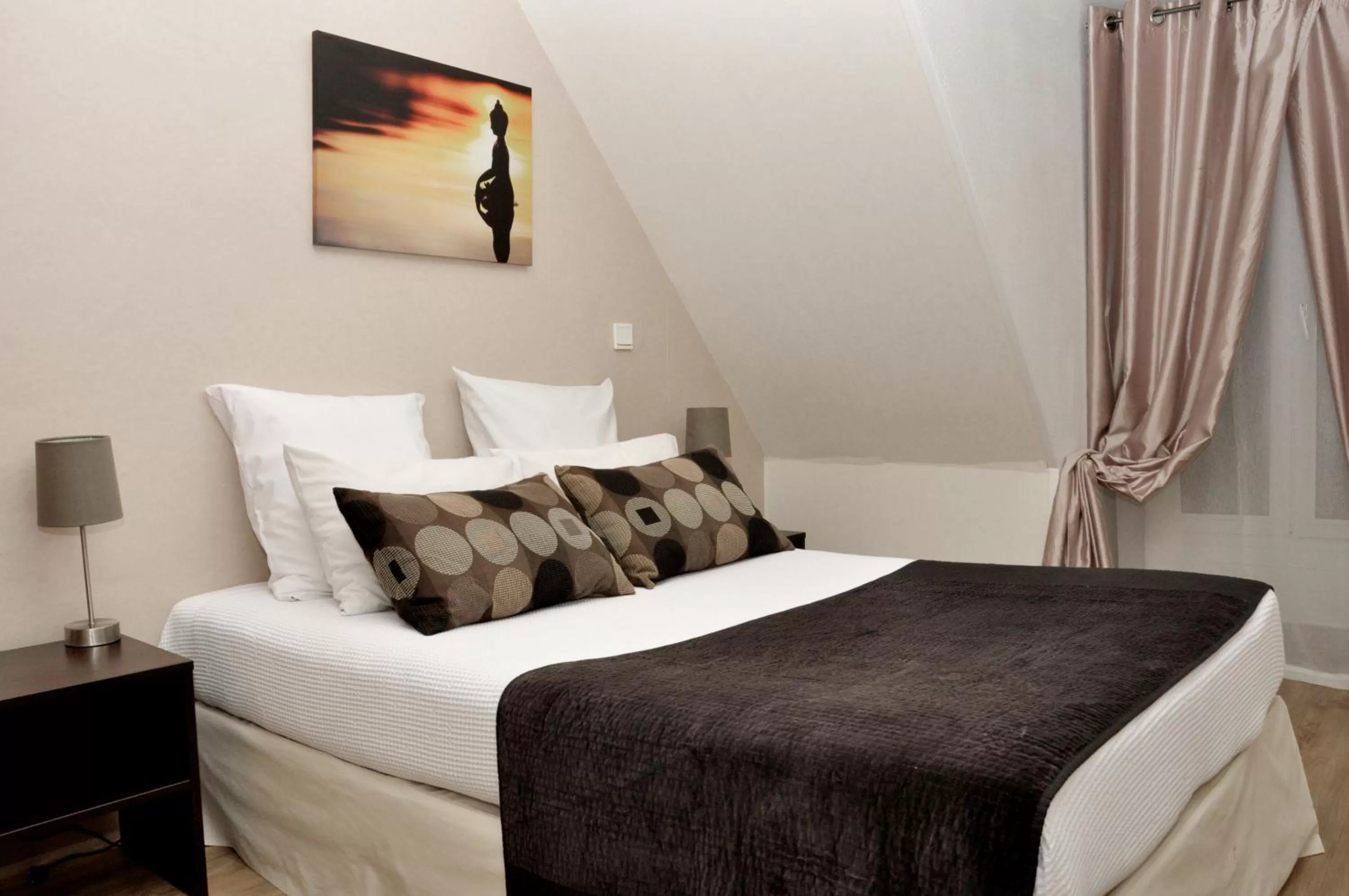 Photo of the whole room, Bed in Hôtel du Mont Blanc