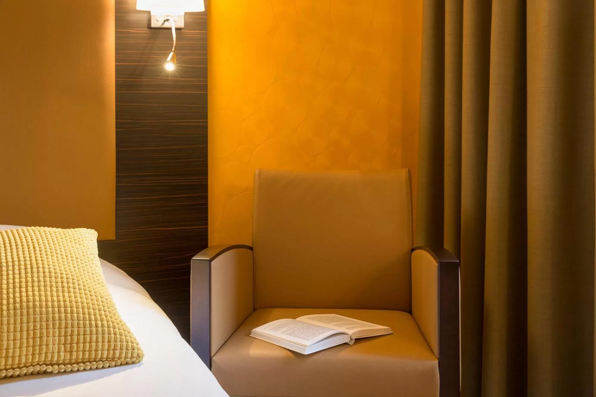 Decorative detail, Bed in Hôtel et Restaurant Aster, Saint-Avold Nord