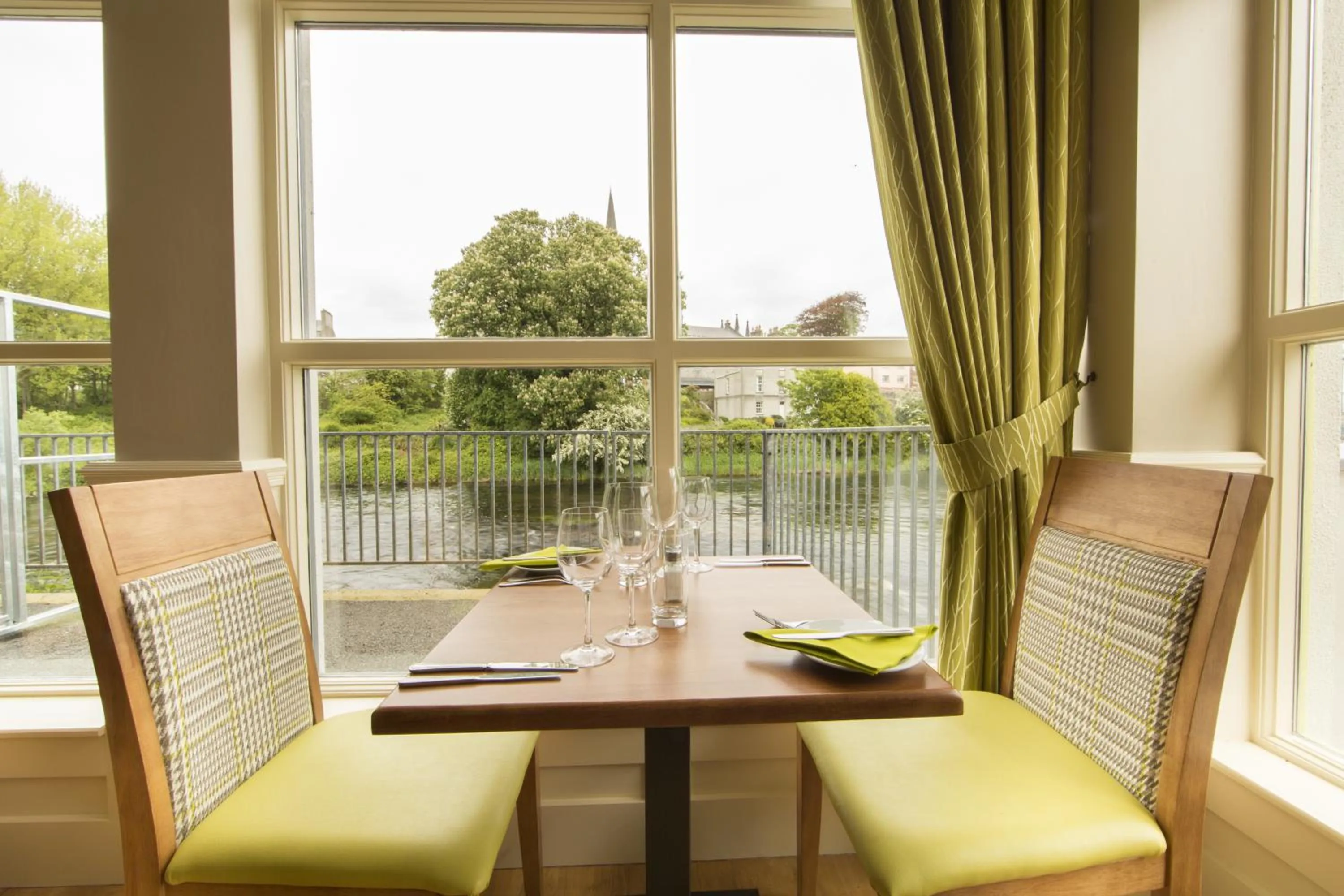 Restaurant/places to eat in Riverside Hotel