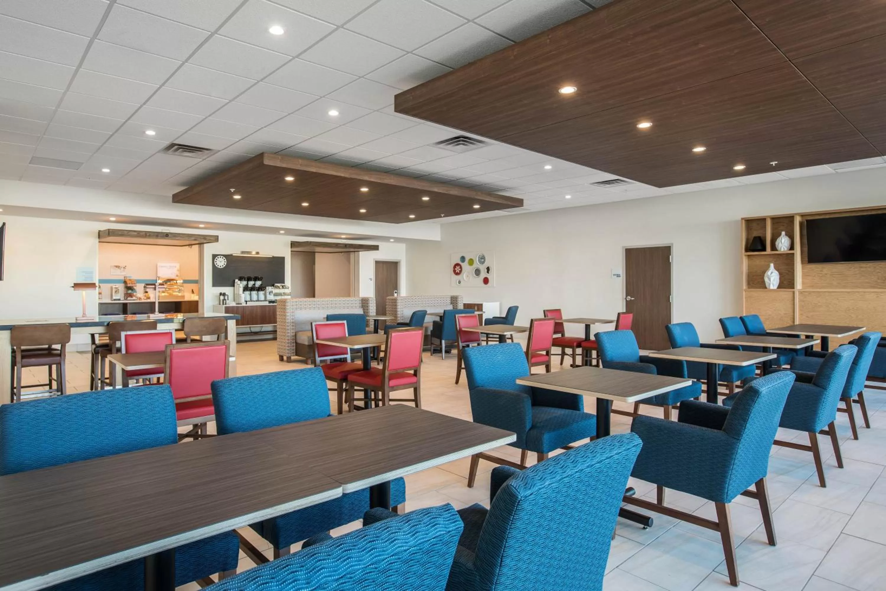 Breakfast in Holiday Inn Express & Suites Ludington by IHG