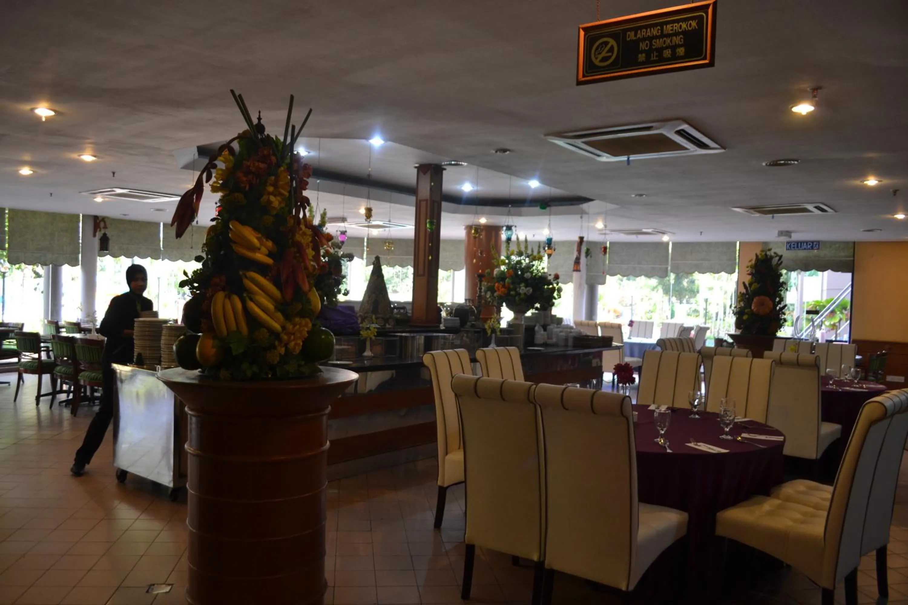 Restaurant/places to eat in De Rhu Beach Resort