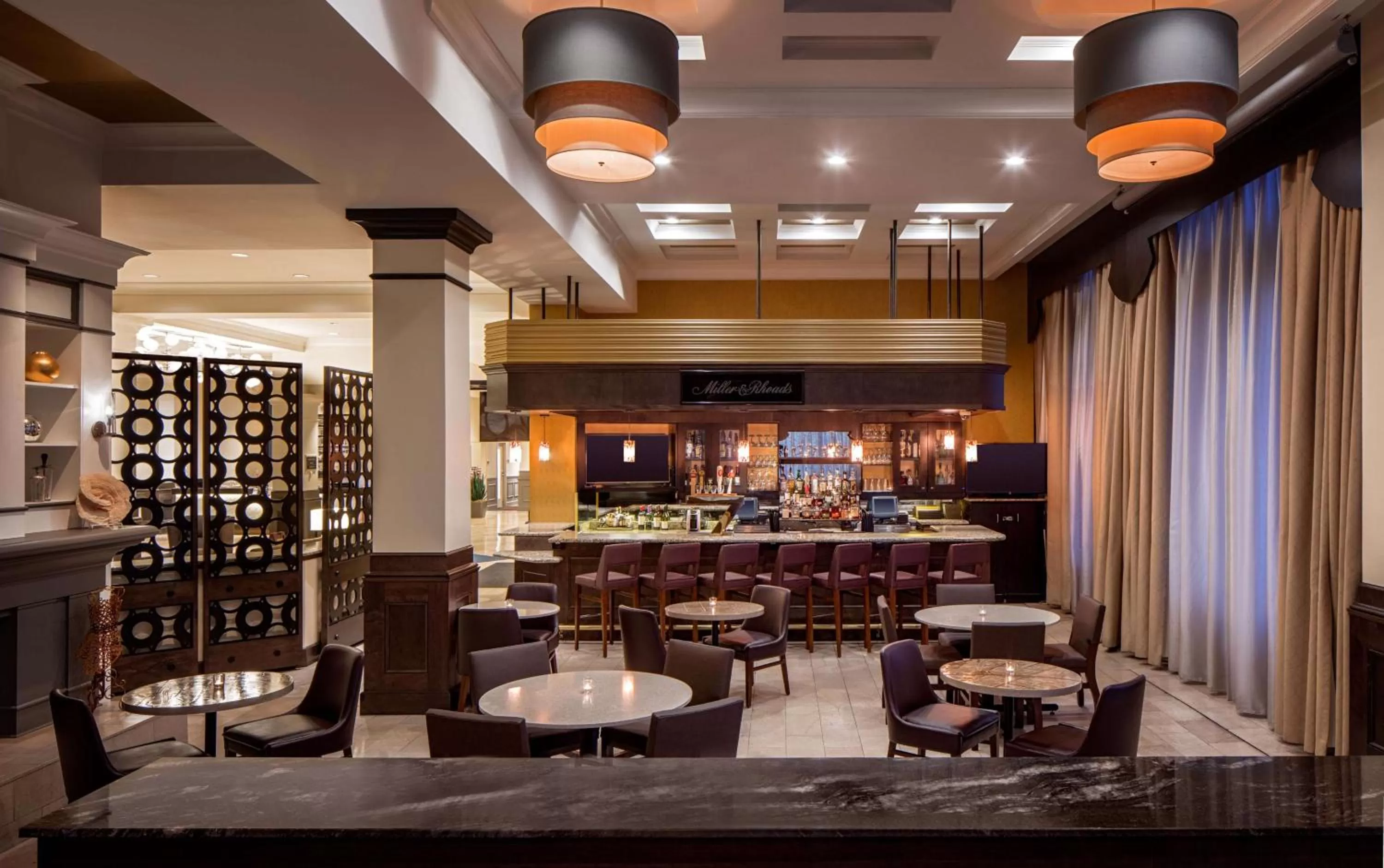 Lounge or bar in Hilton Richmond Downtown