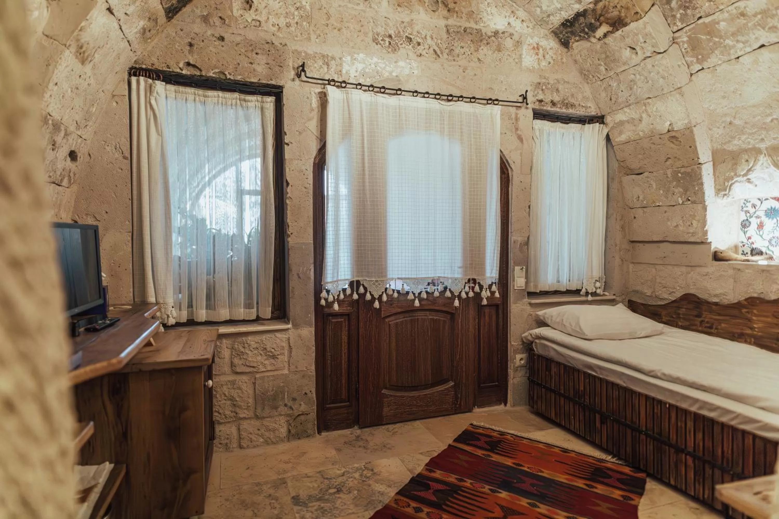 Living room, Bed in Şah Saray Cave Suites Halal Hotel