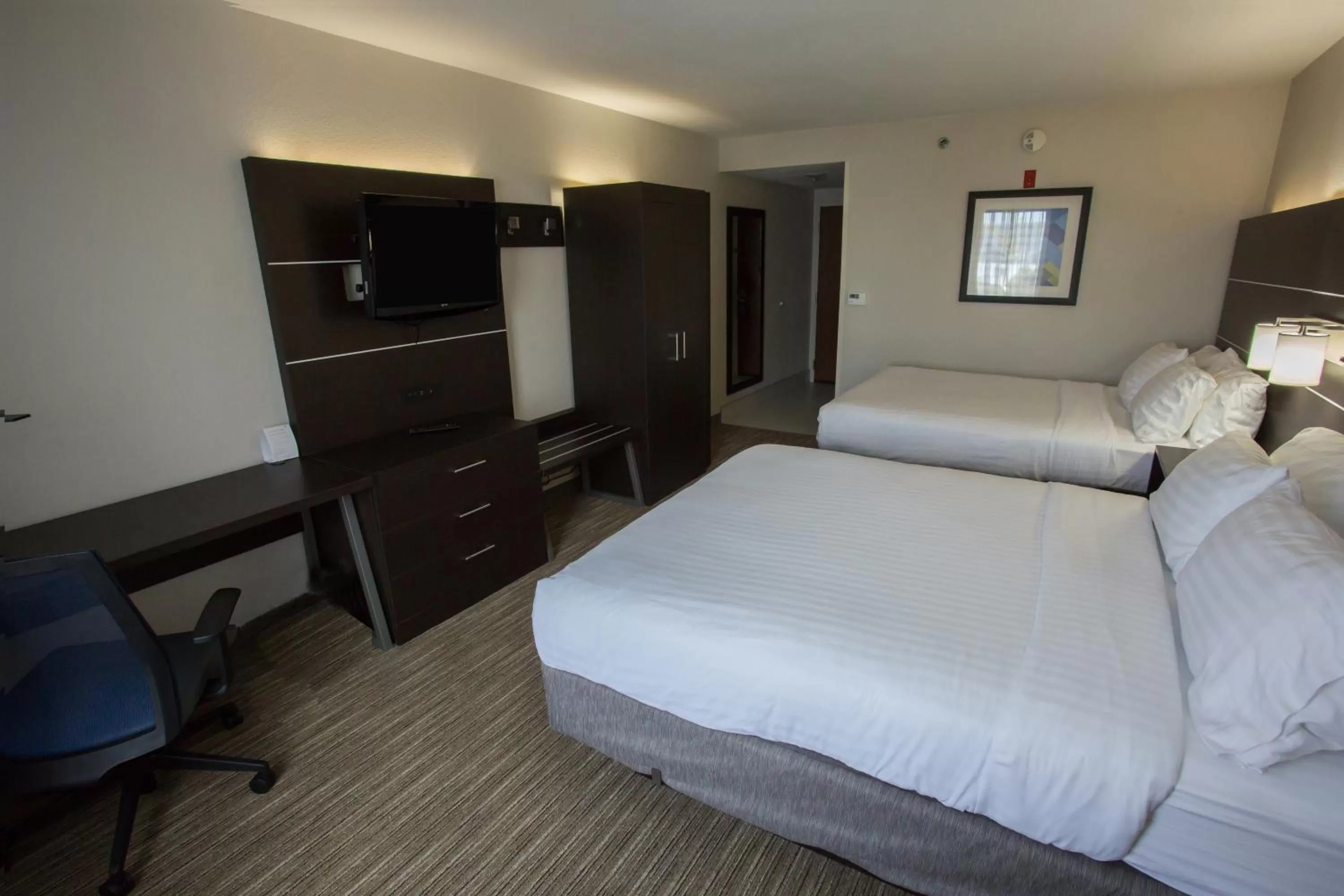 Photo of the whole room, Bed in Holiday Inn Express Wilmington by IHG
