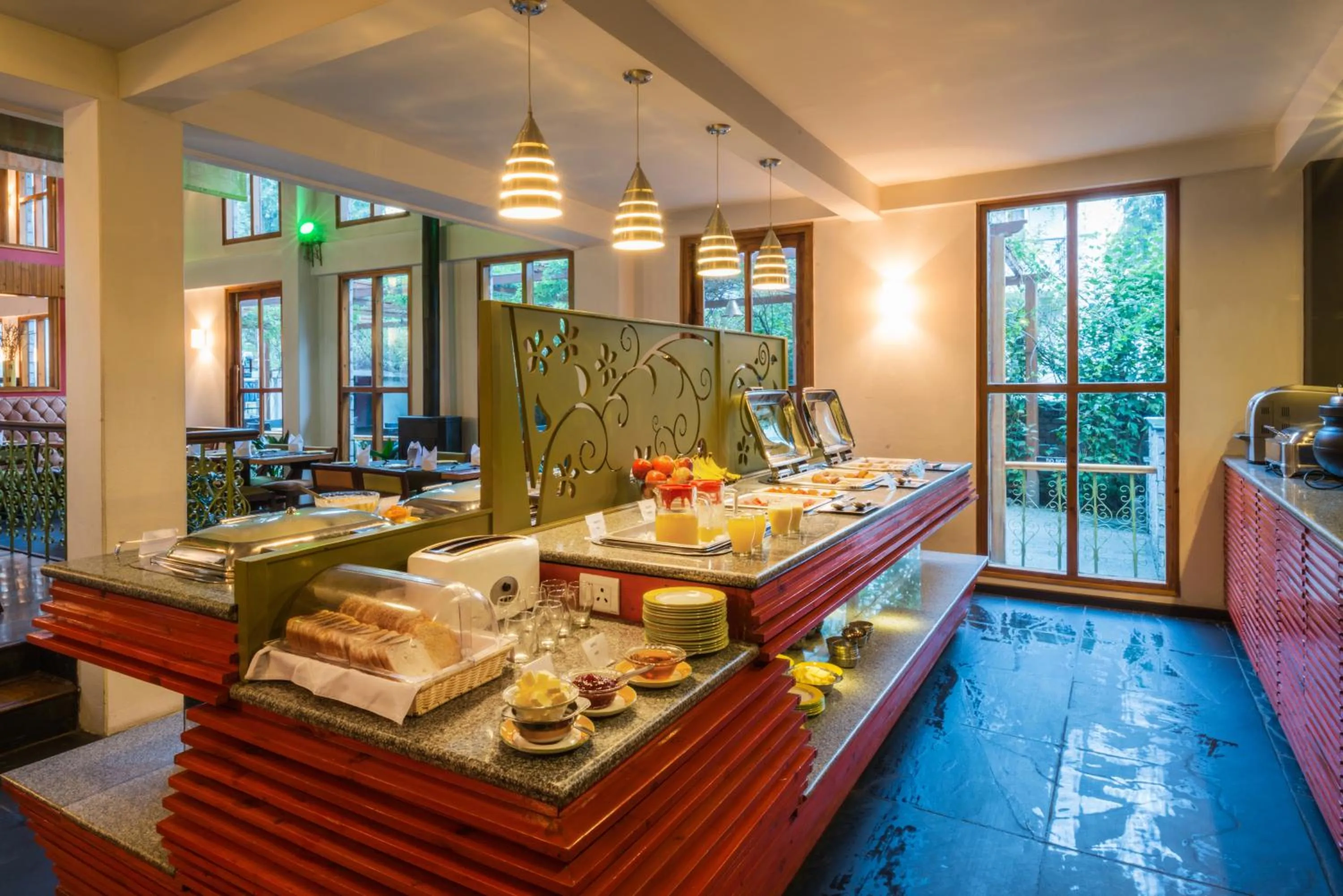 Restaurant/places to eat in Honeymoon Inn Manali