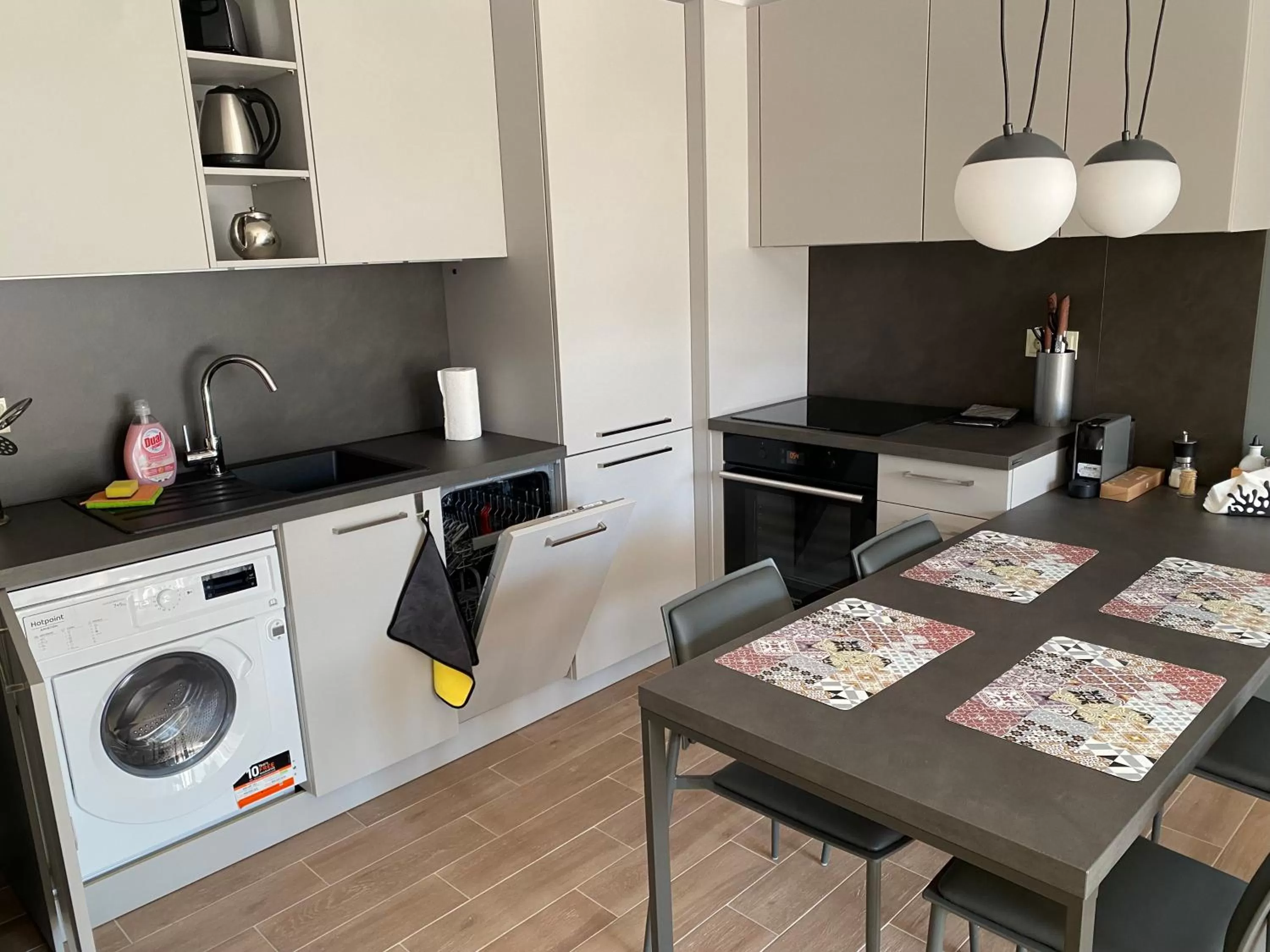 Coffee/tea facilities, Kitchen/Kitchenette in 7th Sense boutique apartments