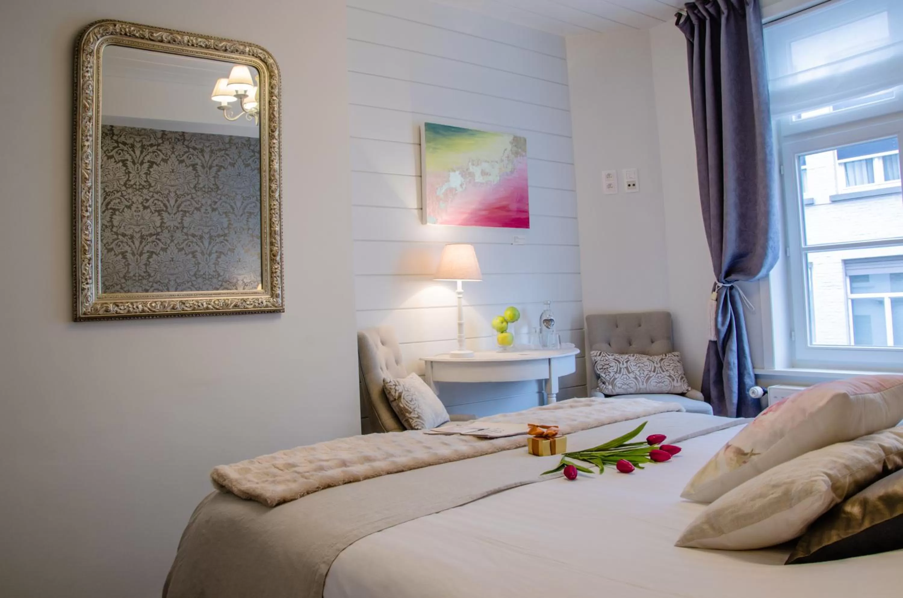 Seating area, Bed in The White Queen B&B