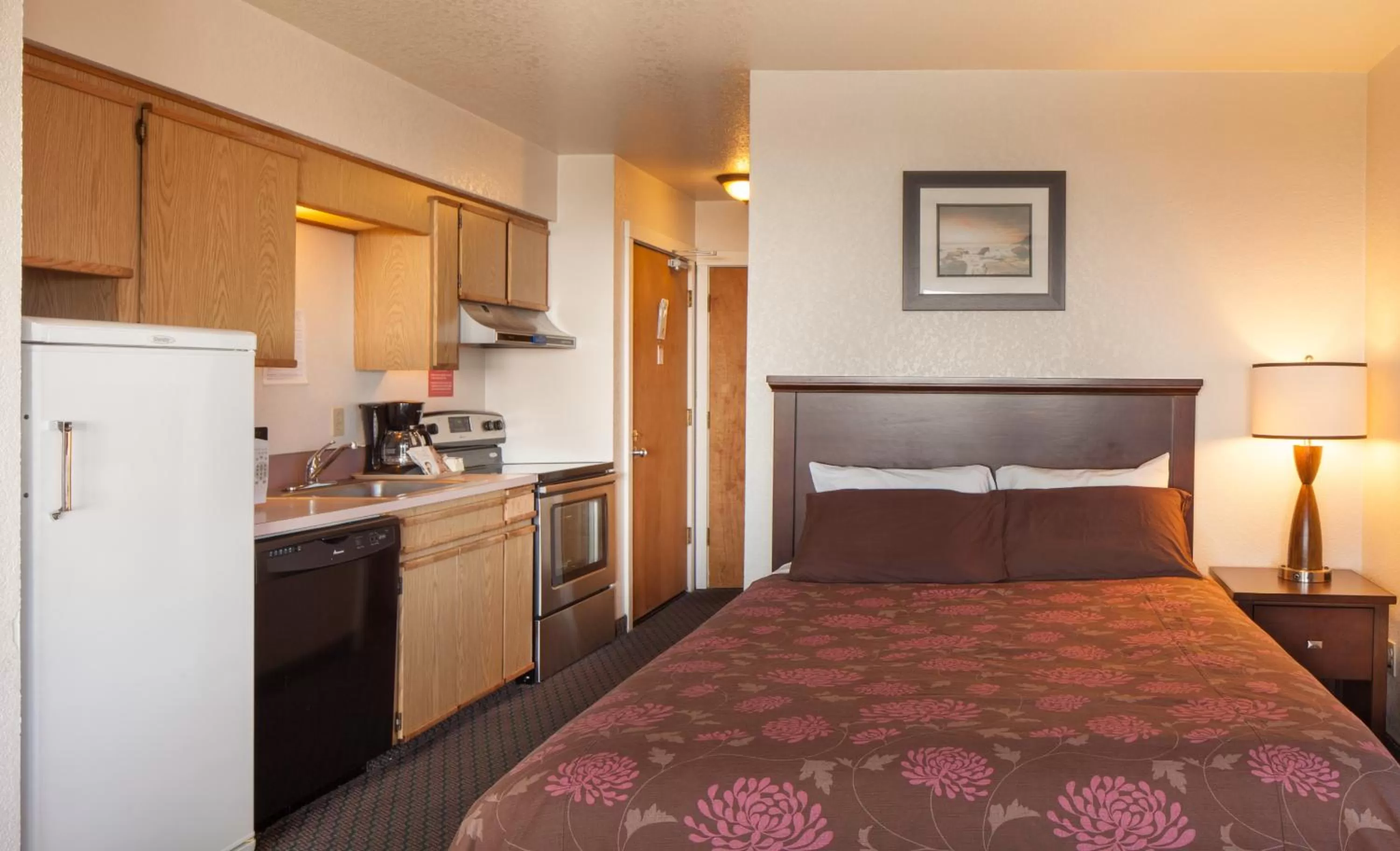 Kitchen or kitchenette in Sunset Surf Motel