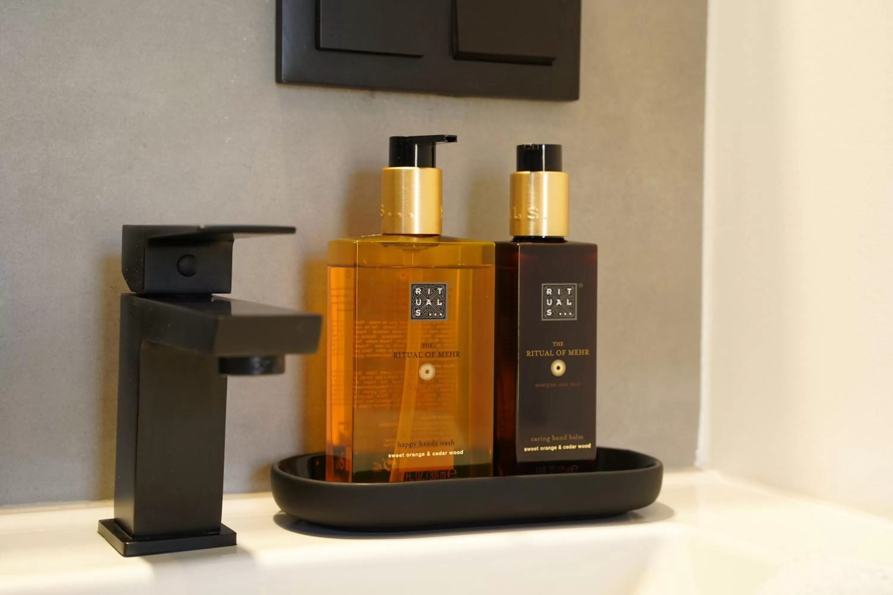 Bathroom, TV/Entertainment Center in B&B het duinhuisje met jacuzzi