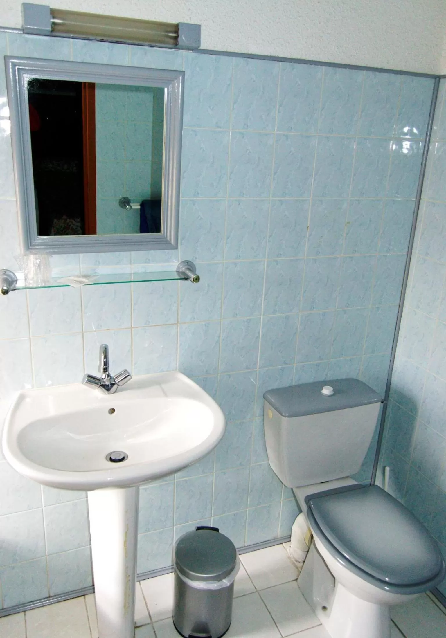 Toilet in Hotel Du Commerce