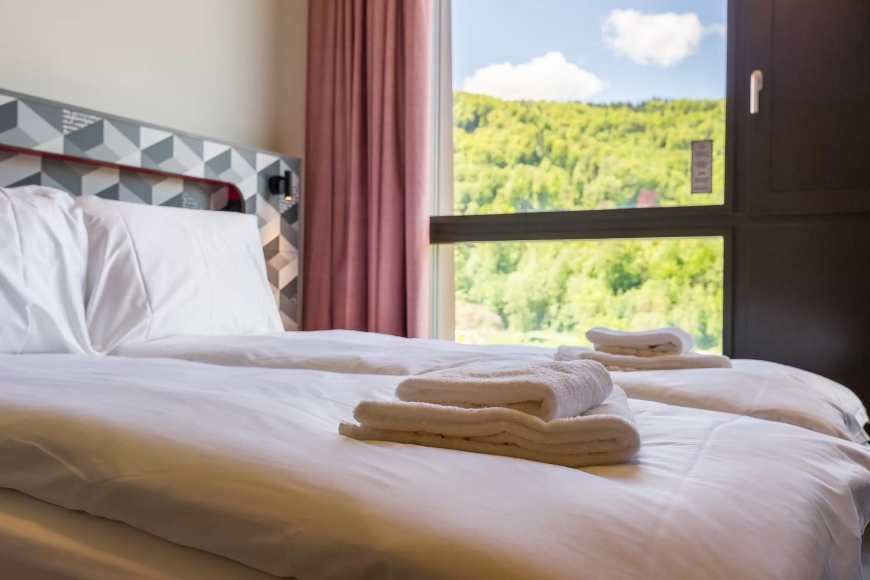 Bedroom, Bed in MEININGER Hotel Zürich Greencity