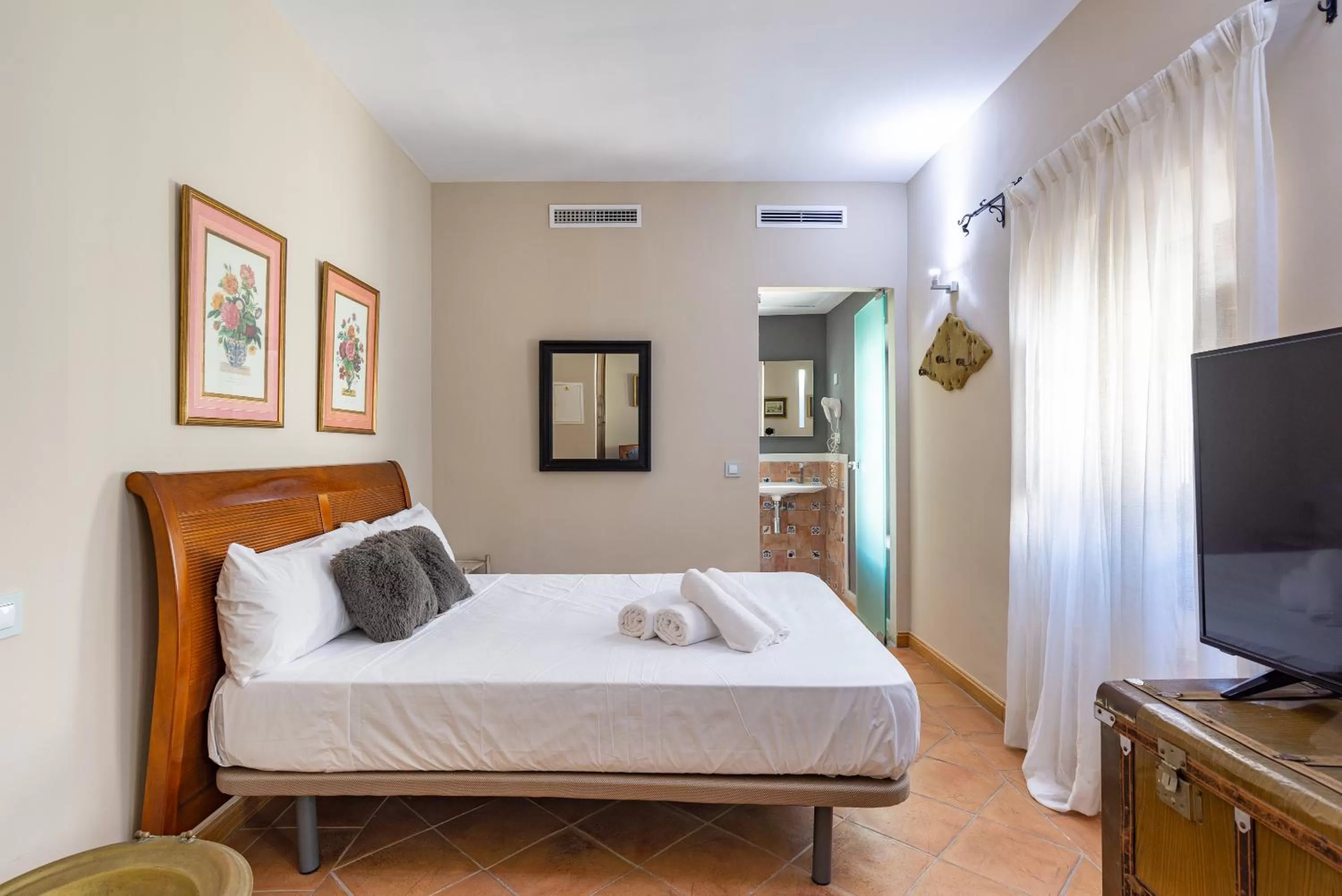 Photo of the whole room, Bed in Hotel Albaicín