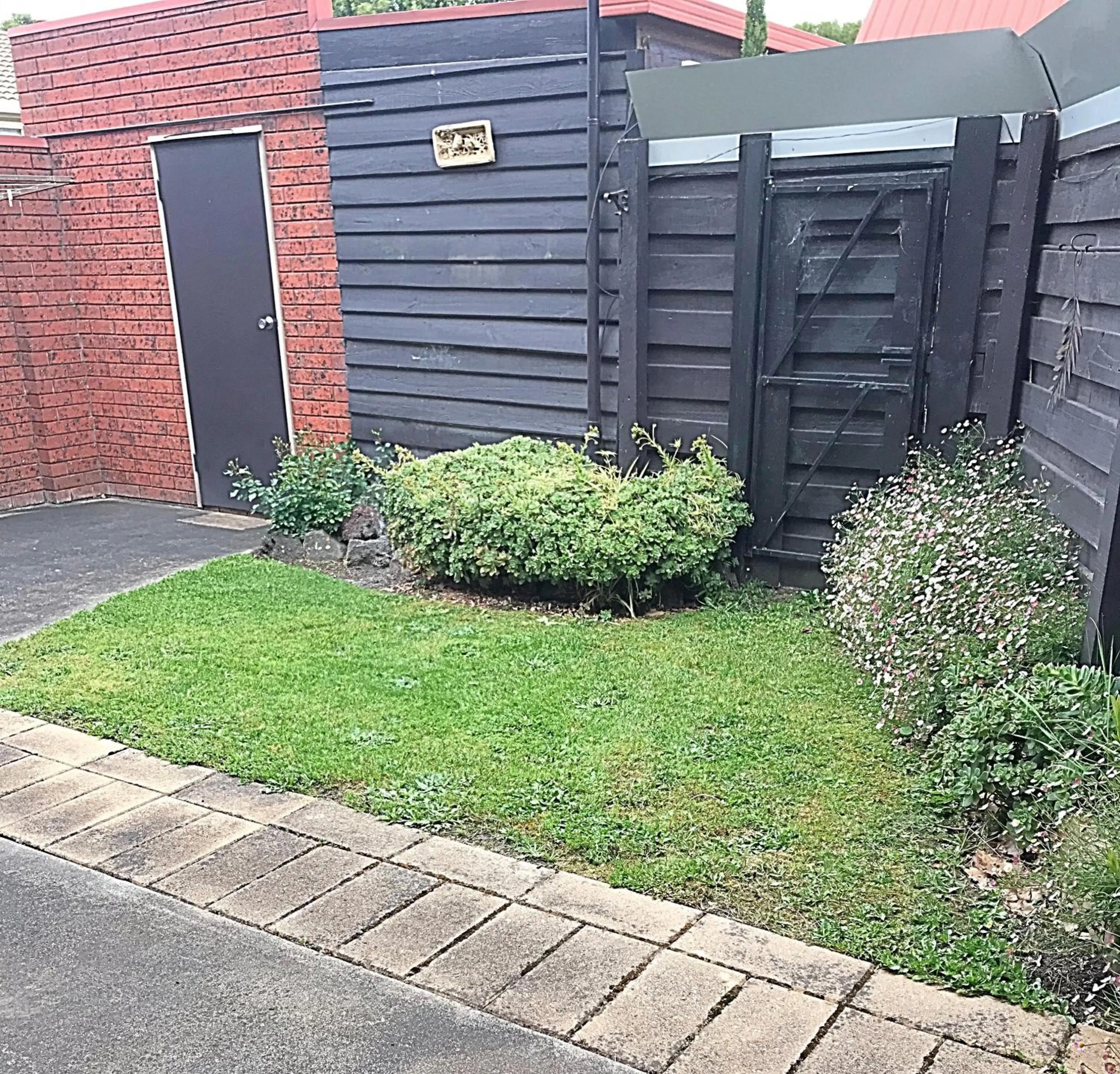 Garden in AAt 28 Goldsmith Motel