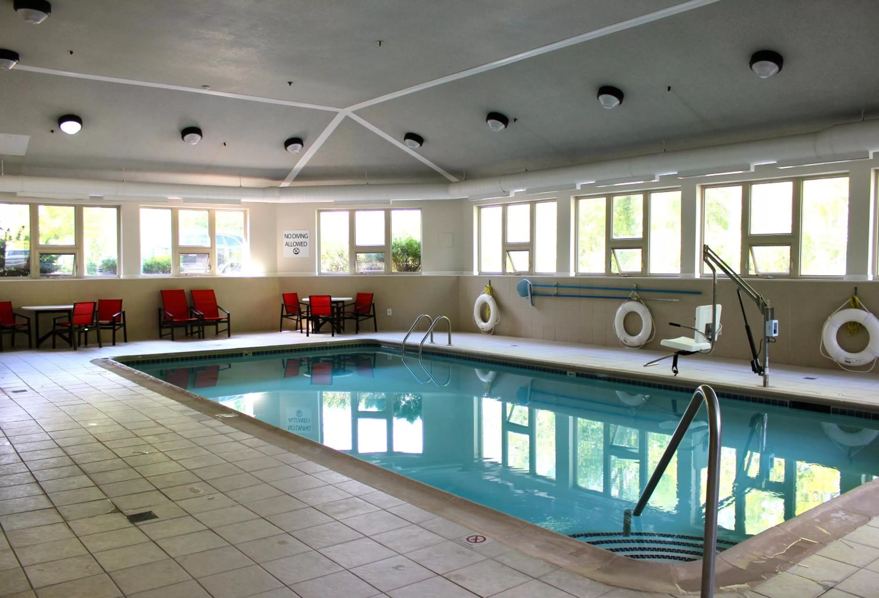 Swimming pool in Holiday Inn Express Hotel & Suites Waterford by IHG
