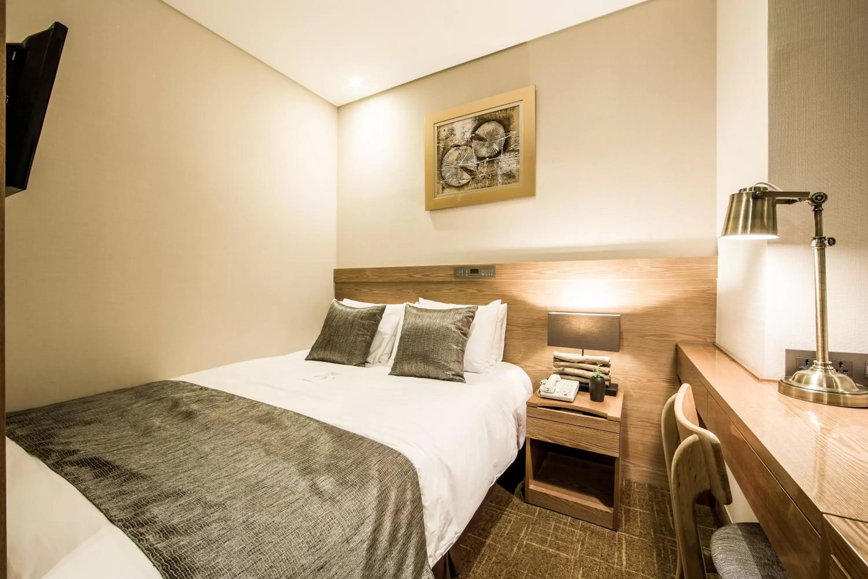 Inside Double Room - No Window in Golden Seoul Hotel Inside Double Room - No Window in Golden Seoul Hotel