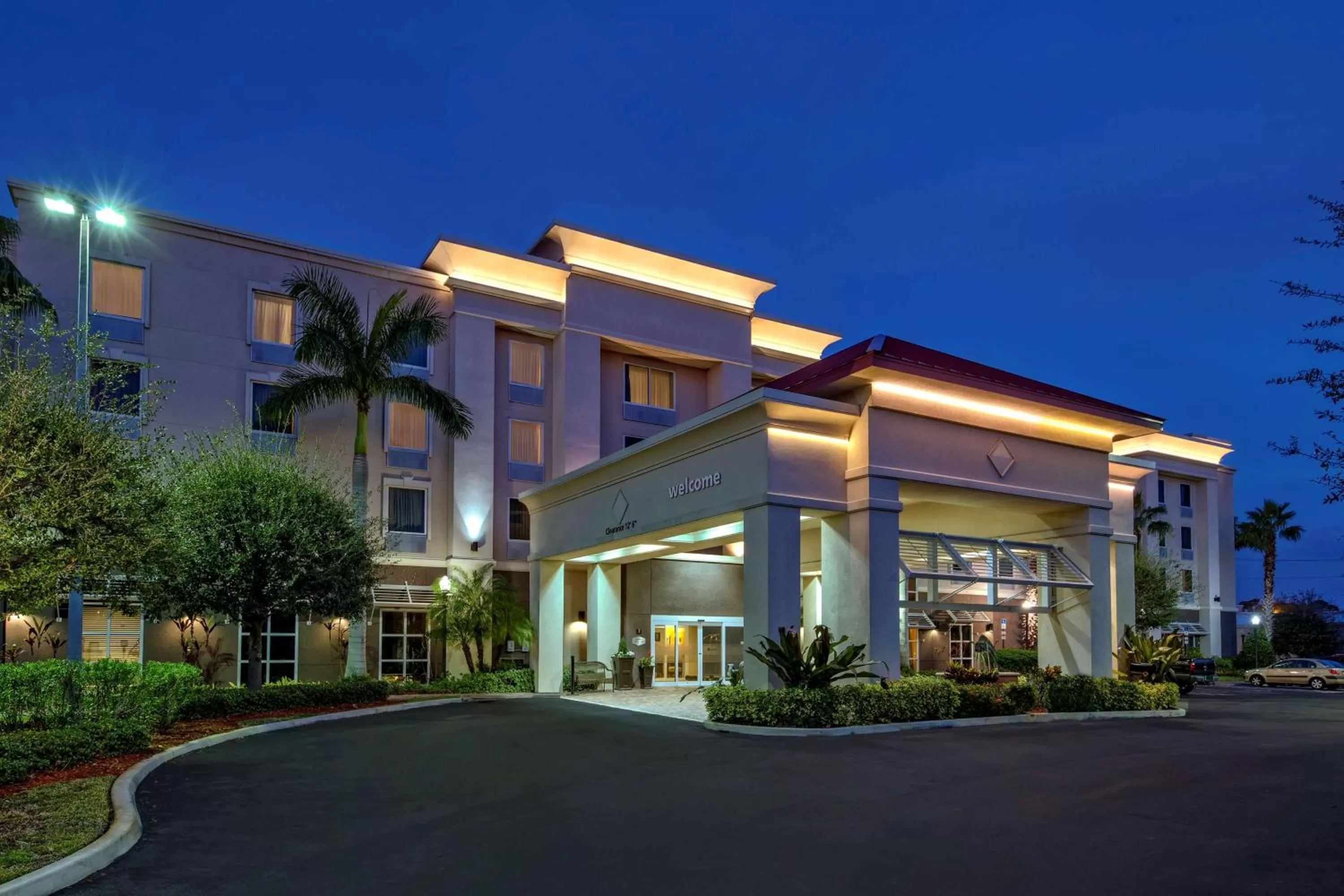 Property building in Hampton Inn & Suites Stuart-North