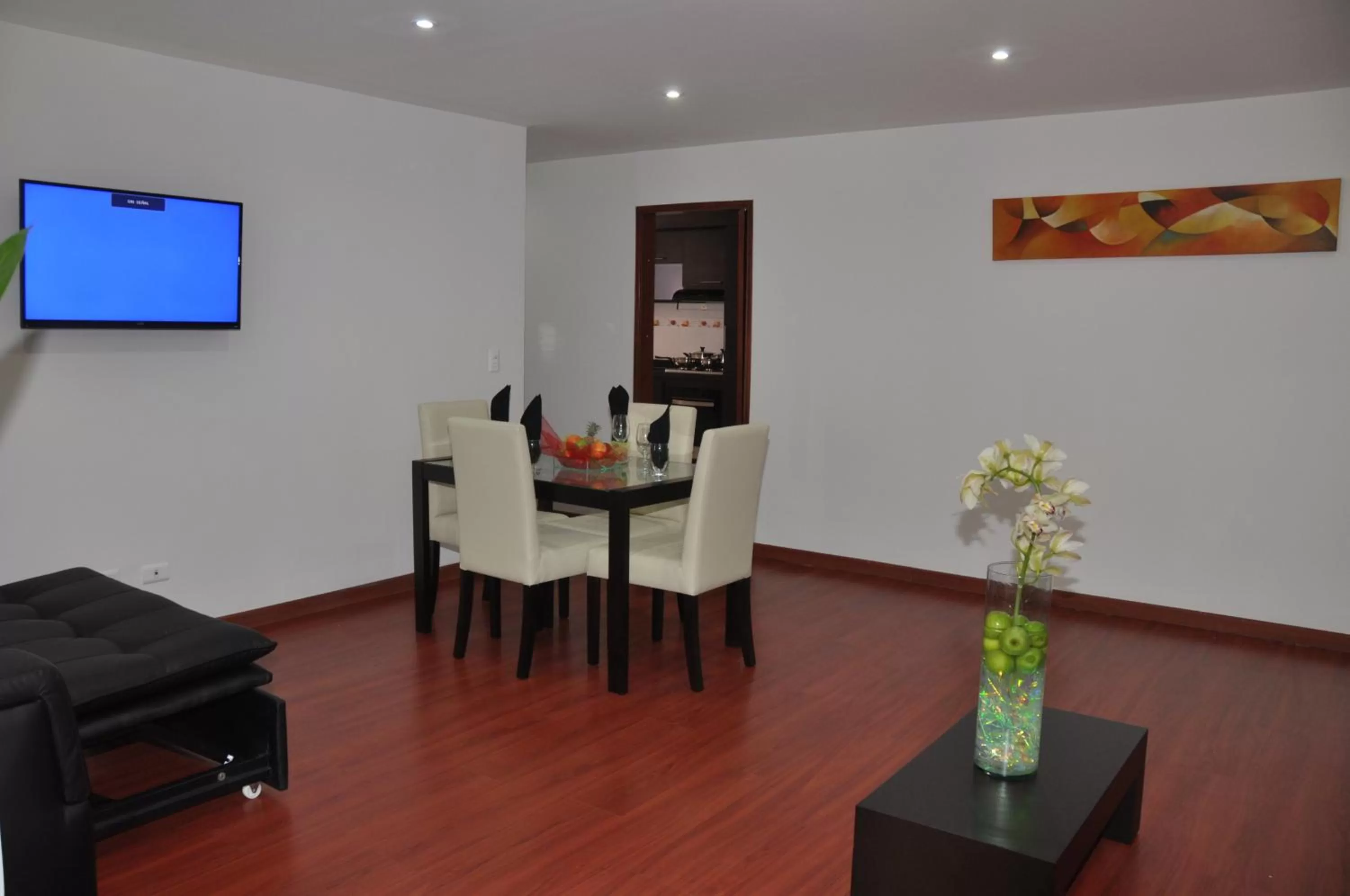 Photo of the whole room, Dining Area in Apartasuites Plaza Modelia