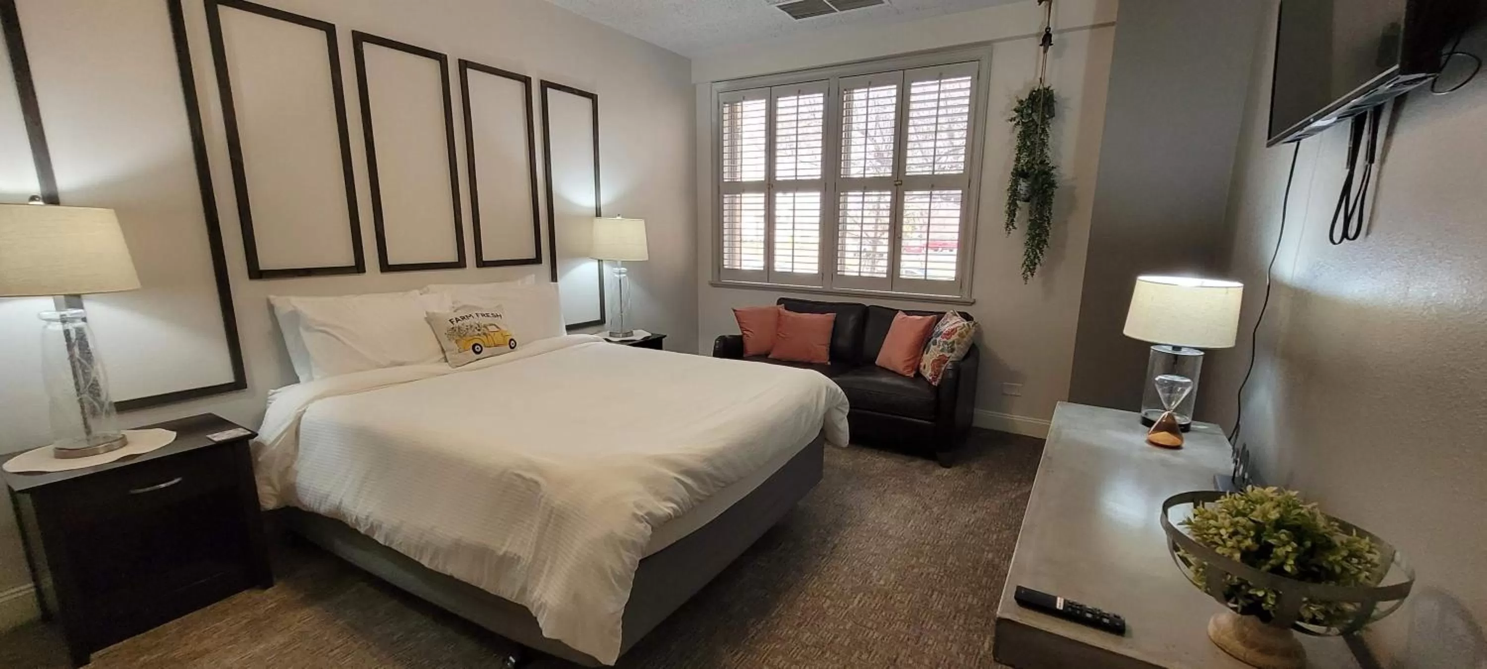 Deluxe Queen Suite - single occupancy in Hotel Phillips