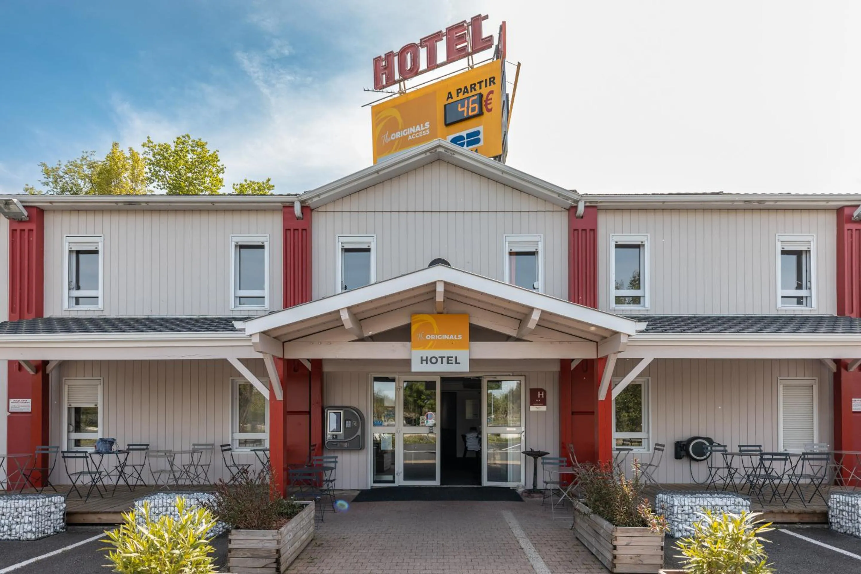 Property building in The Originals Access, Hôtel Bordeaux Lac